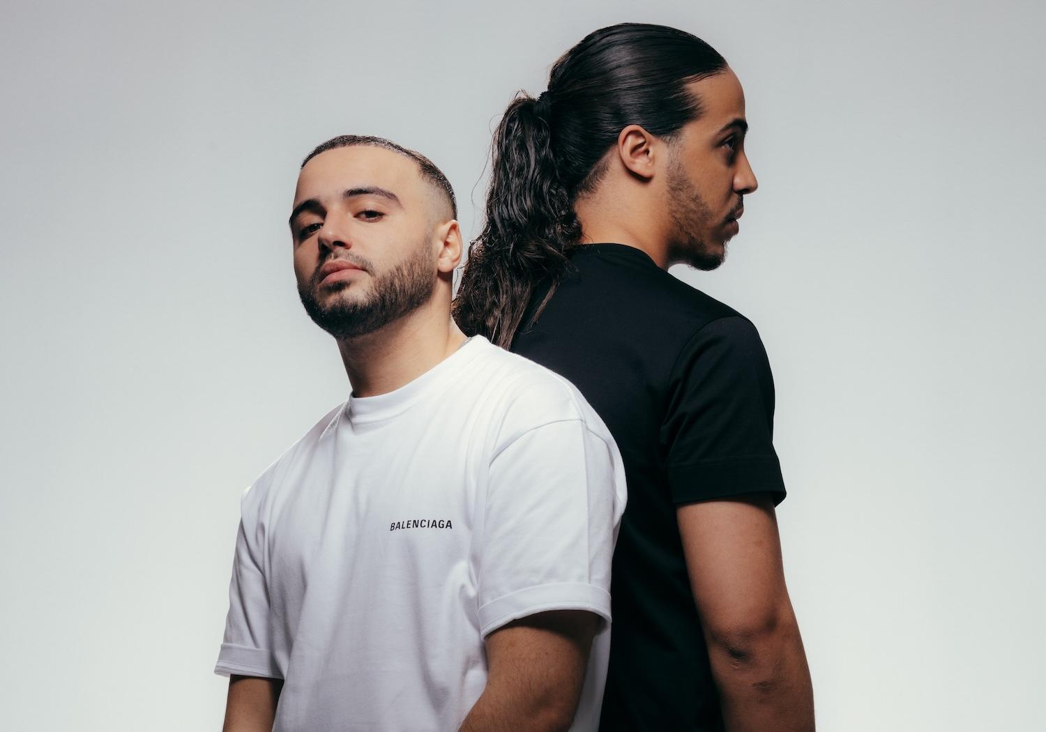 Les 2 rappeurs du groupe Djadja & Dinaz se tiennent dos à dos.
