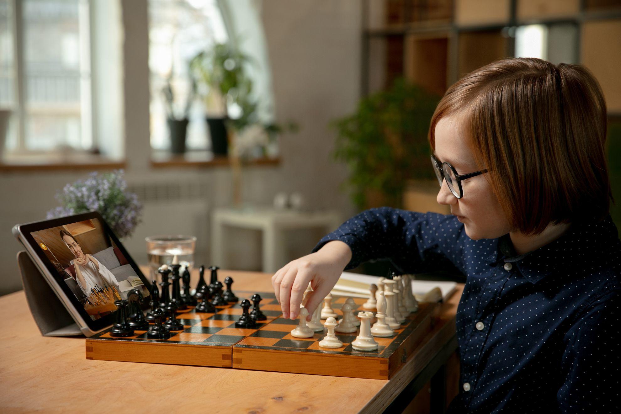 Un enfant qui joue aux échecs en ligne.