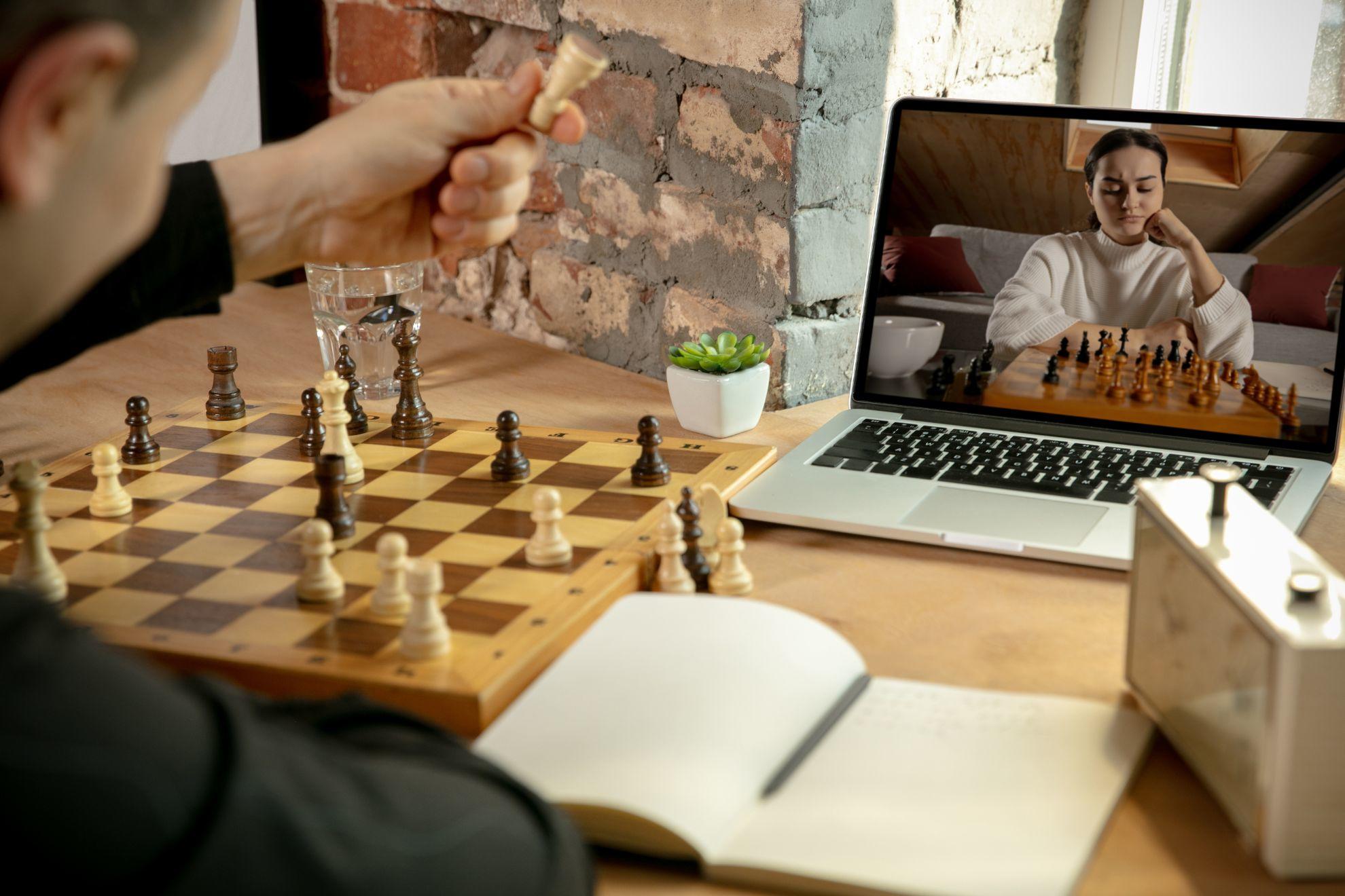 Deux personnes en pleine partie d'échecs en ligne.