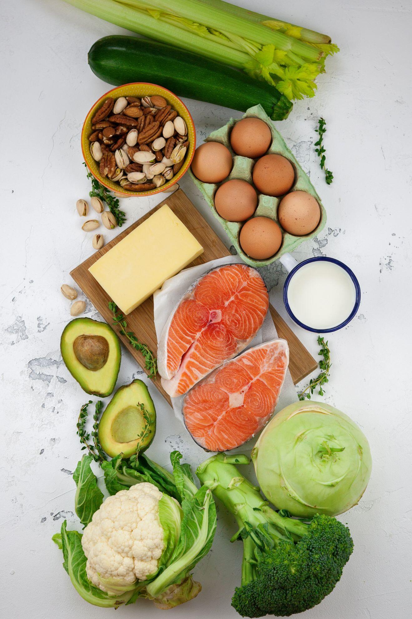 Une table recouverte d'aliments sains.
