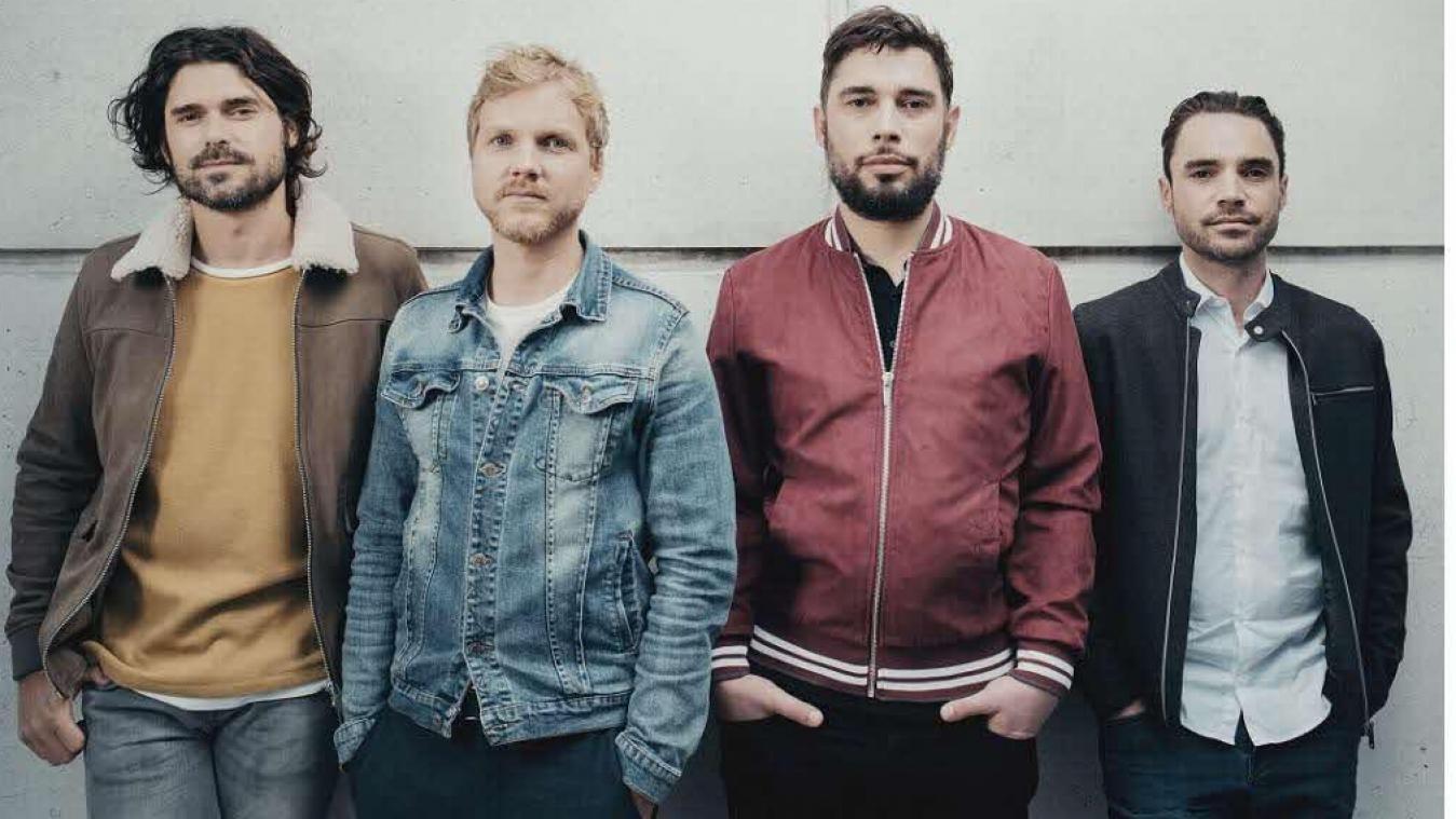 Le groupe Kyo se tient debout contre un mur et regarde l'objectif.
