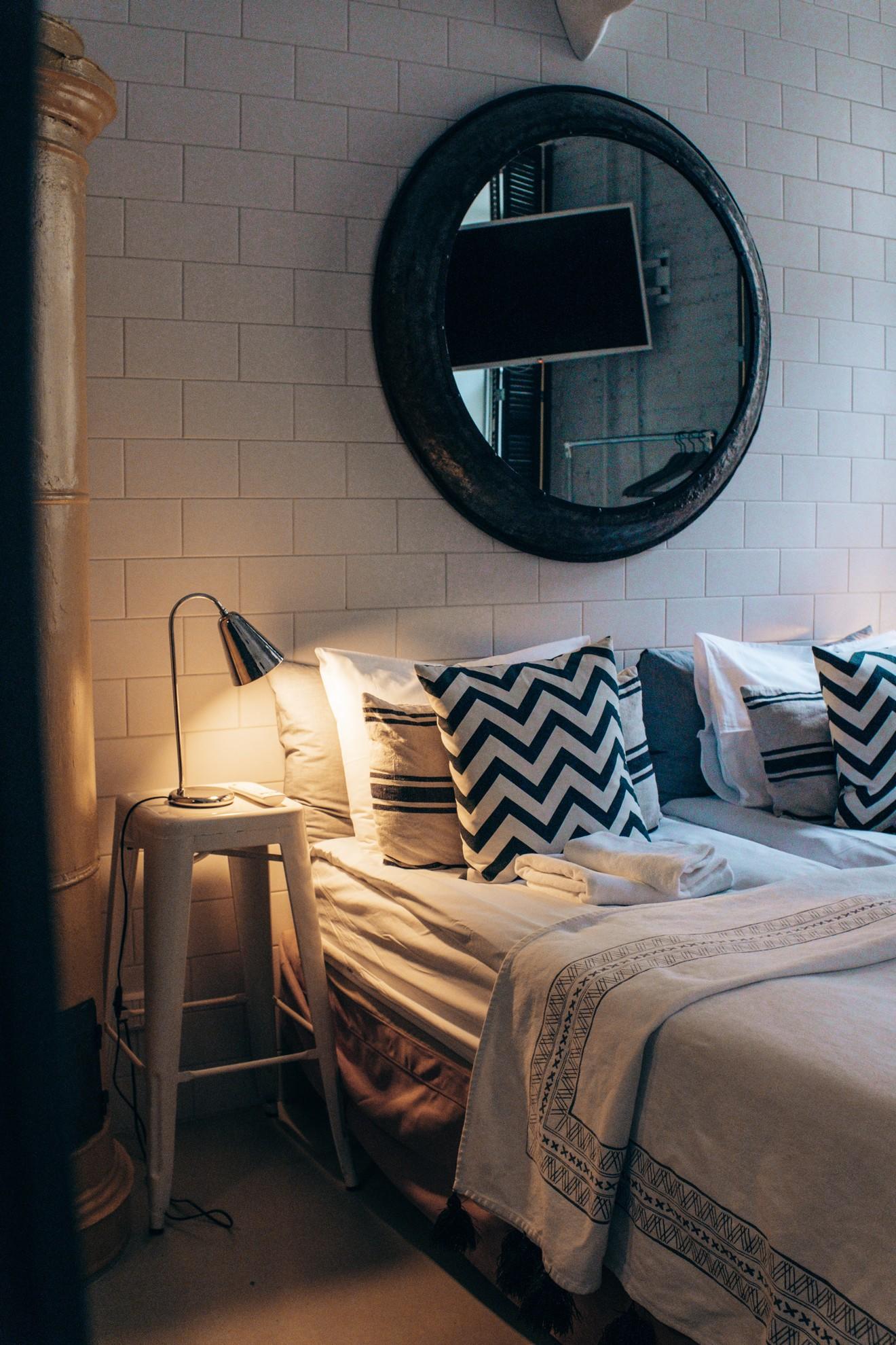 Une chambre d'hôtel.
