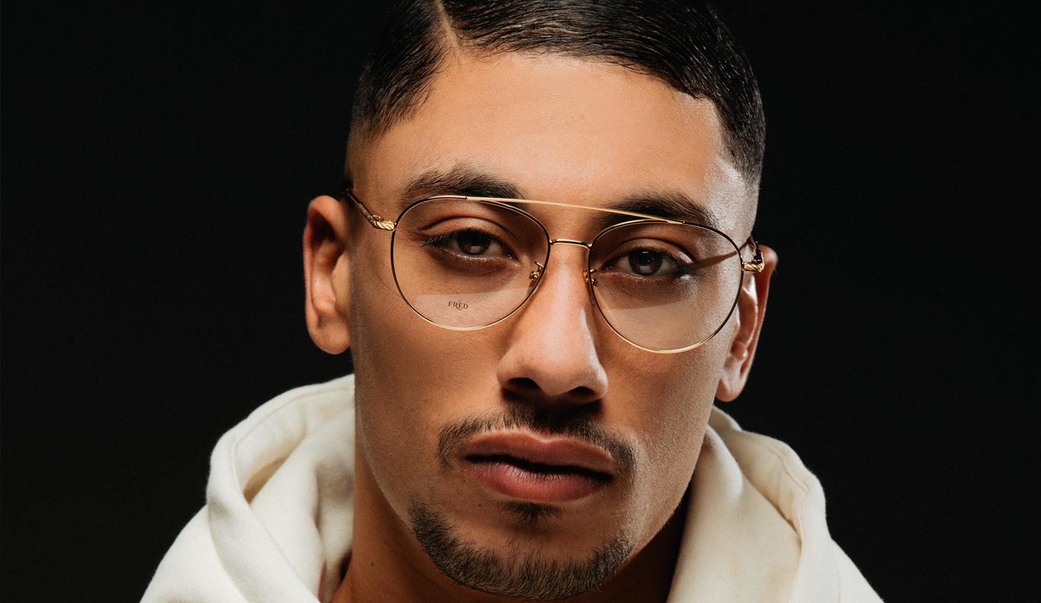 Le visage en gros plan du rappeur Maes