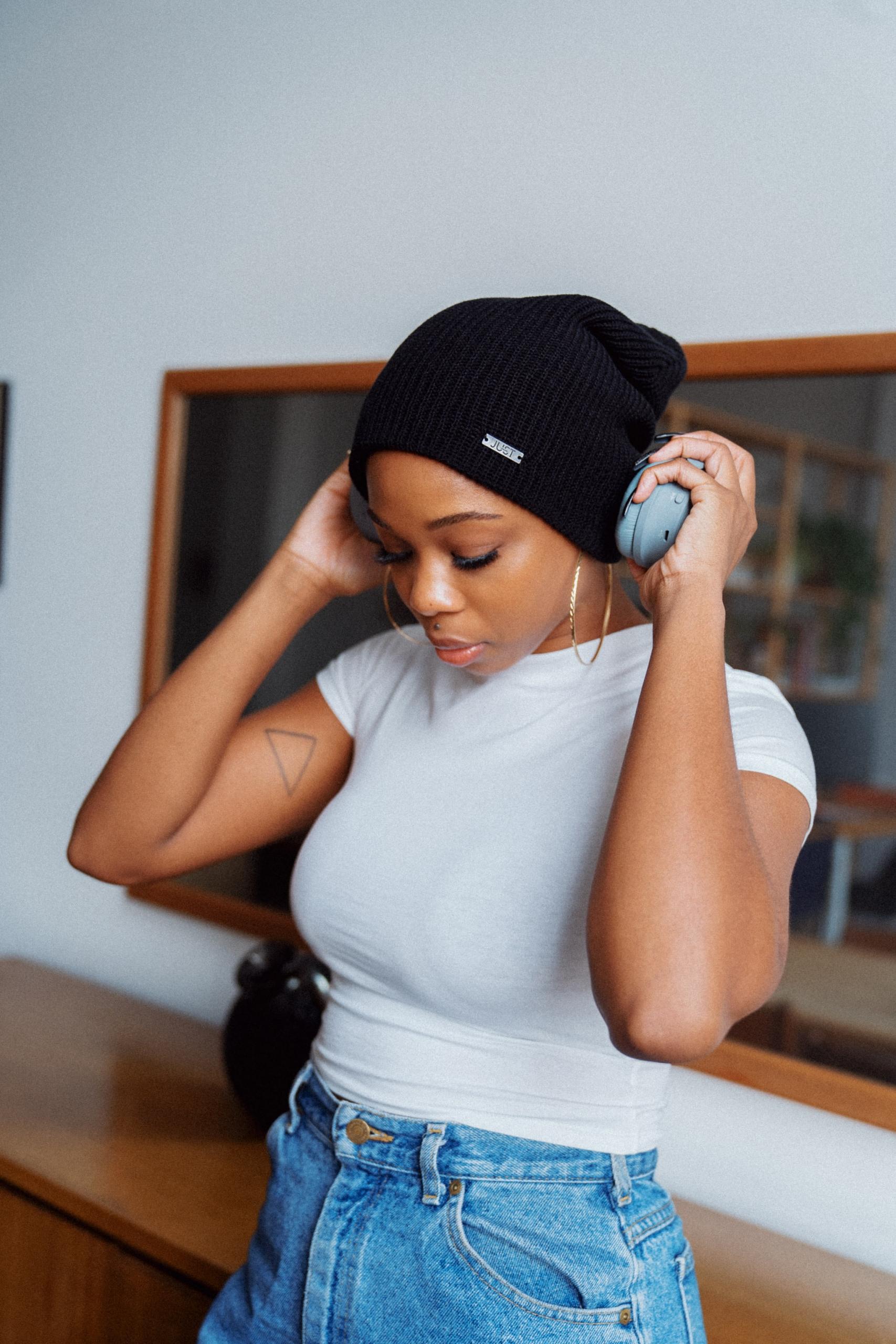 Une femme écoute de la musique avec son casque audio.