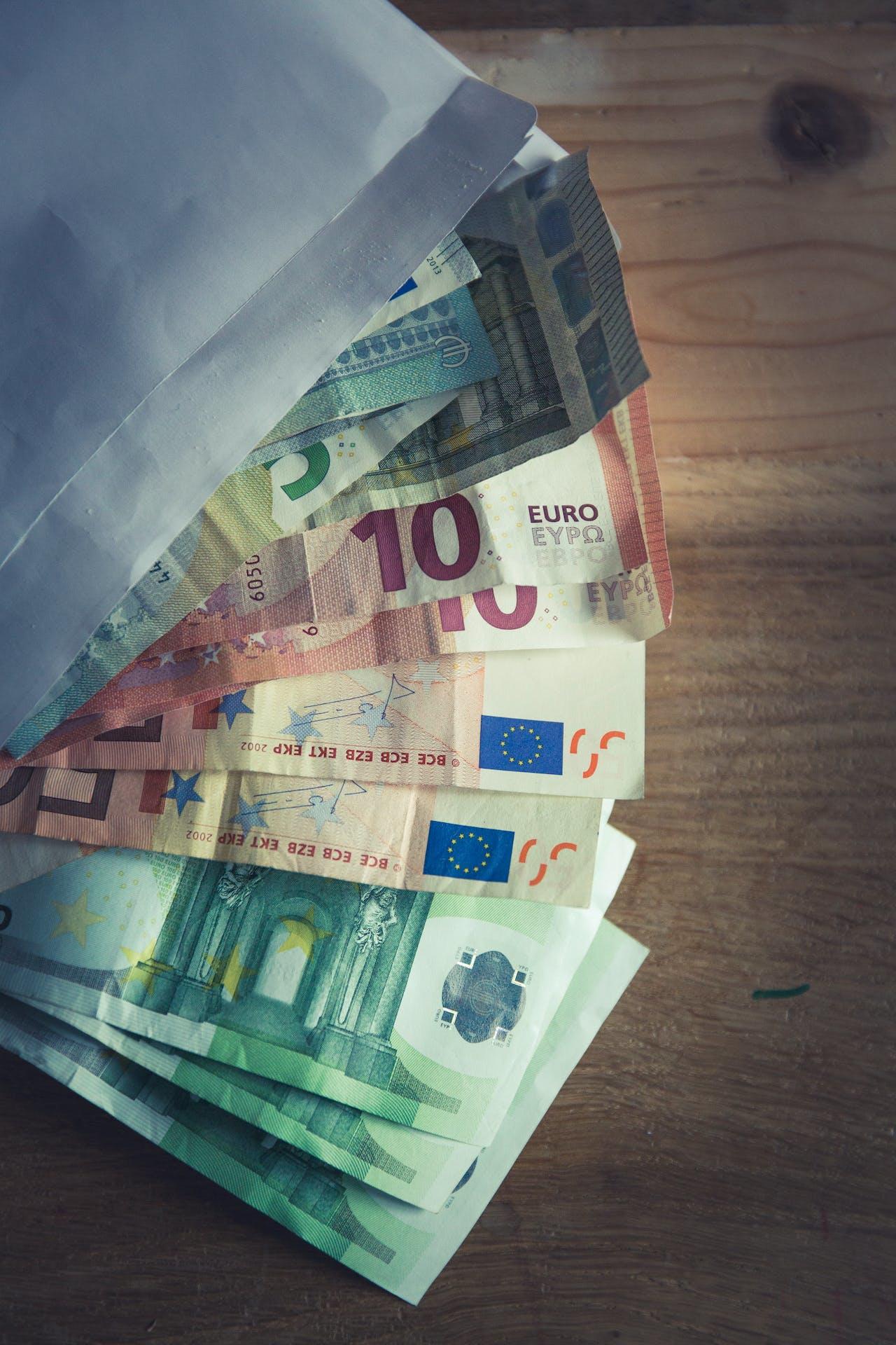 Billets en euros dans une enveloppe pour financer son séjour Erasmus.