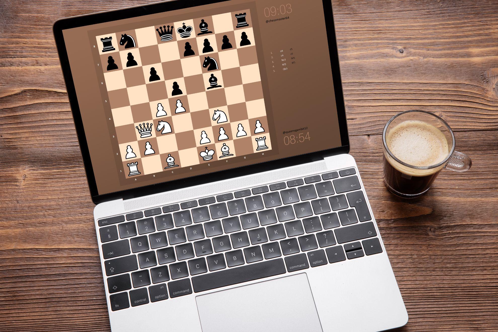 Un ordinateur portable sur lequel on joue une partie d'échecs.