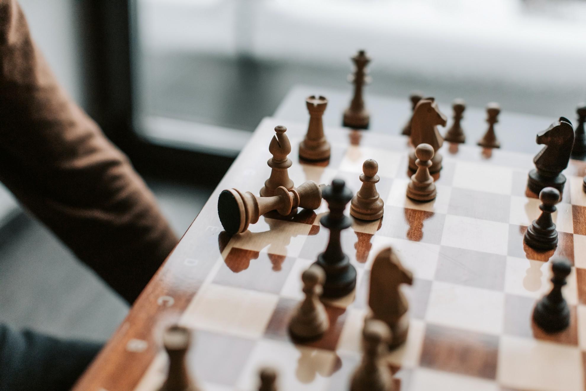 Des pièces d'échecs sur un plateau de jeu.