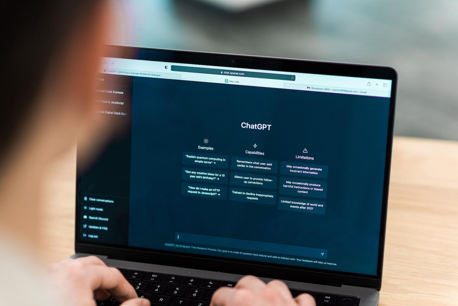 Ecran d'ordinateur ouvert sur la page d'accueil de ChatGPT.