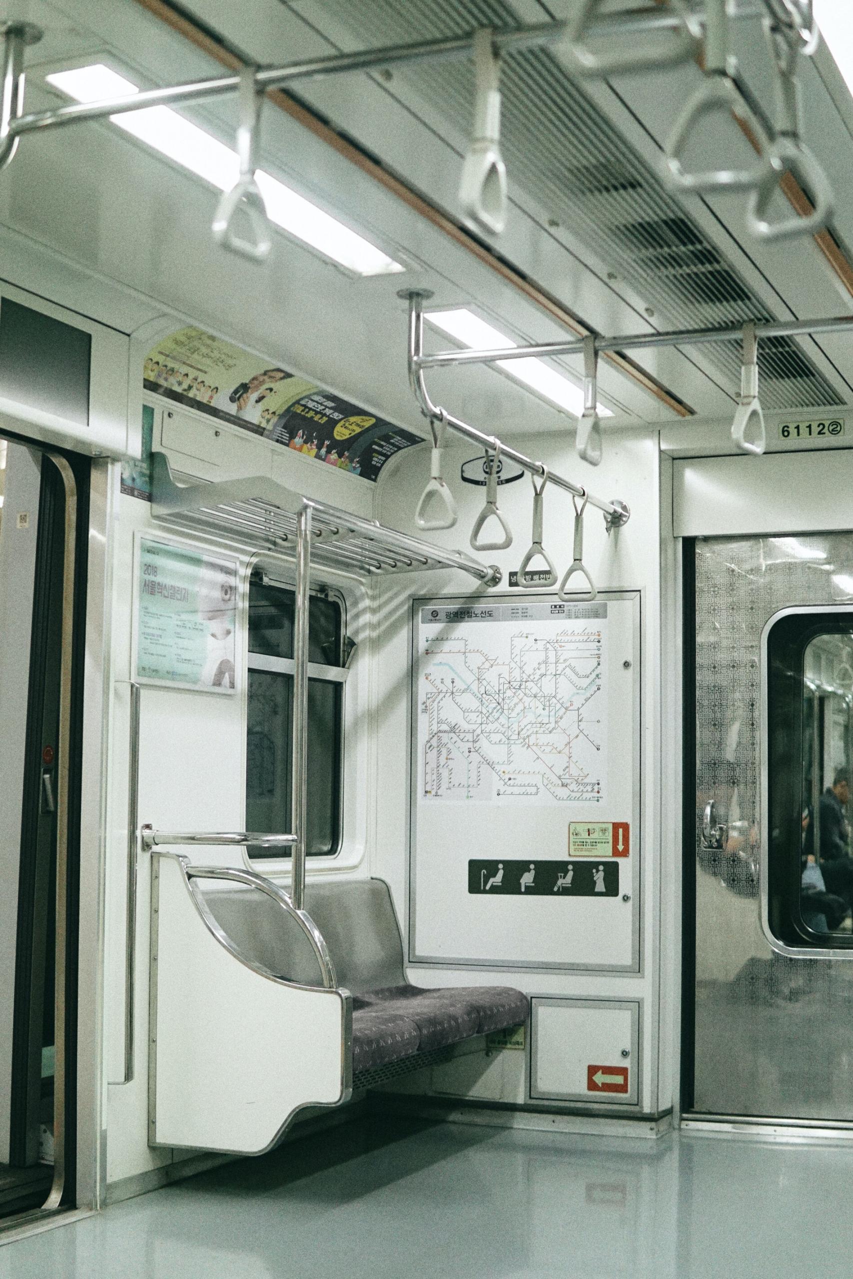 L'intérieur d'un wagon de métro coréen.