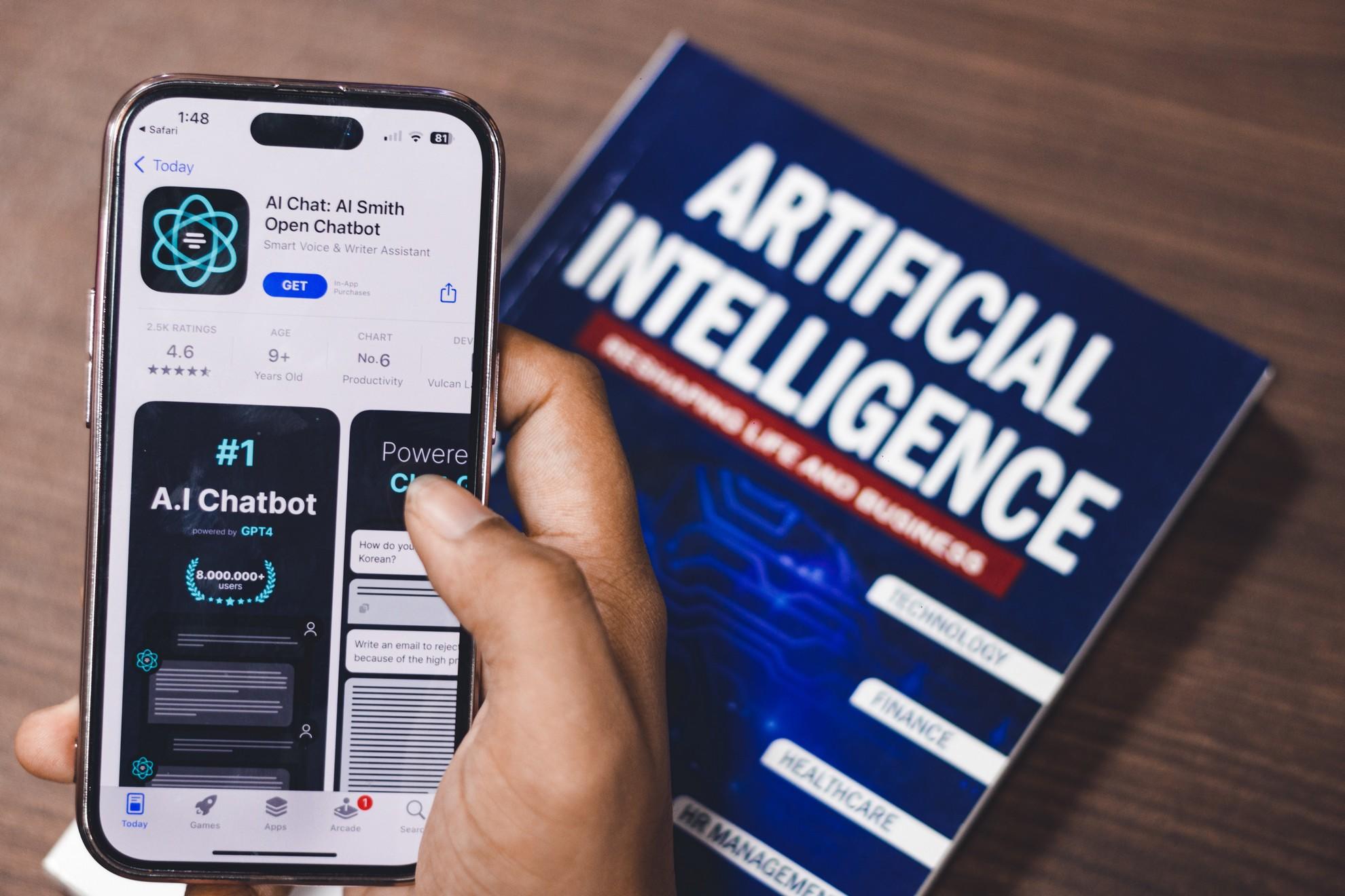 Une personne en train de télécharger une AI sur son smartphone.