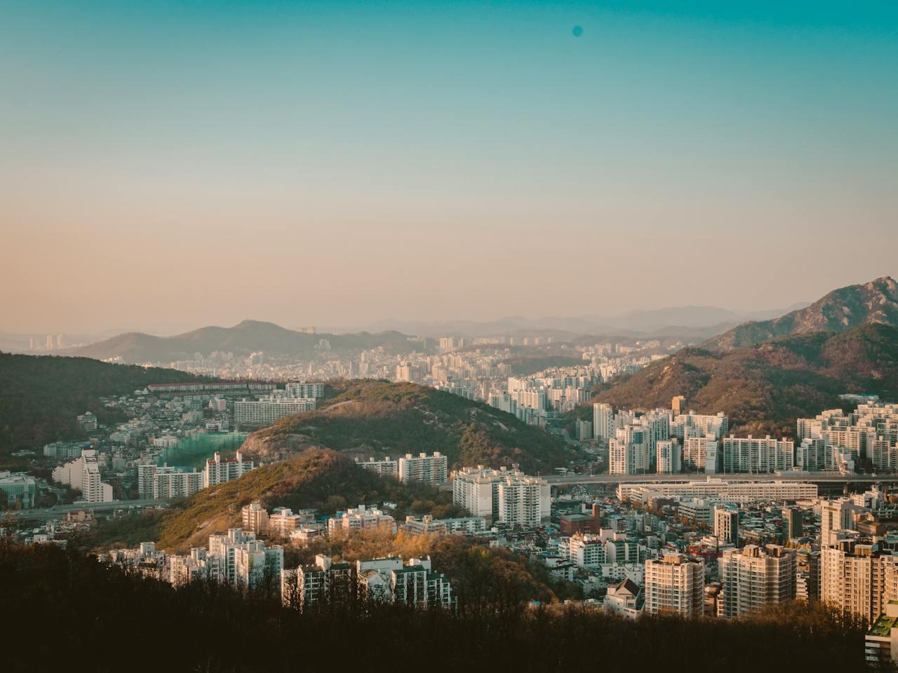 Vue aérienne sur la ville et la campagne coréenne.