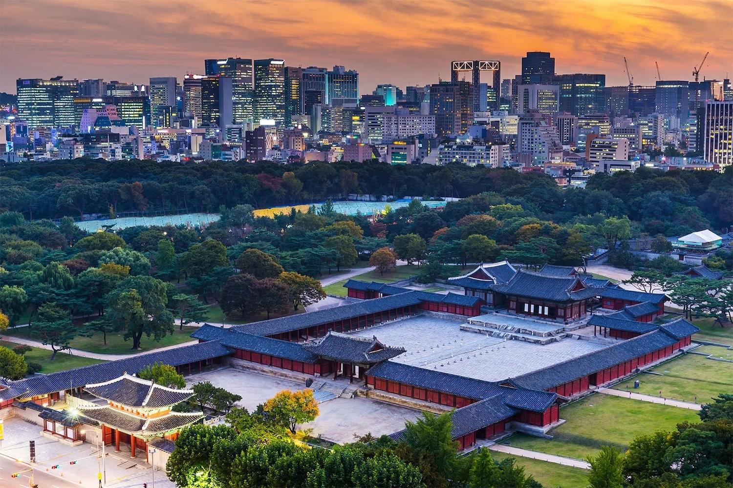 Vue sur la ville de Séoul avec un temple en premier plan
