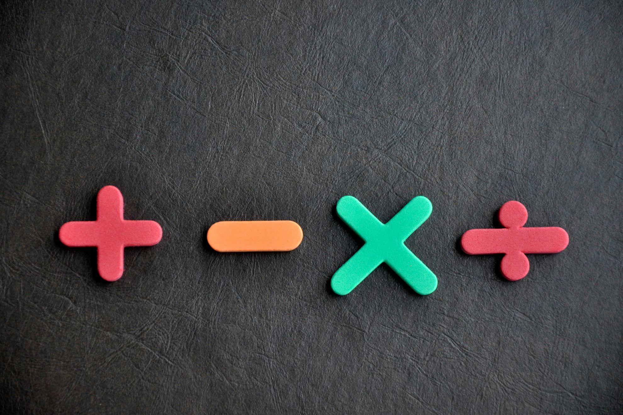 Des symboles mathématiques colorés.