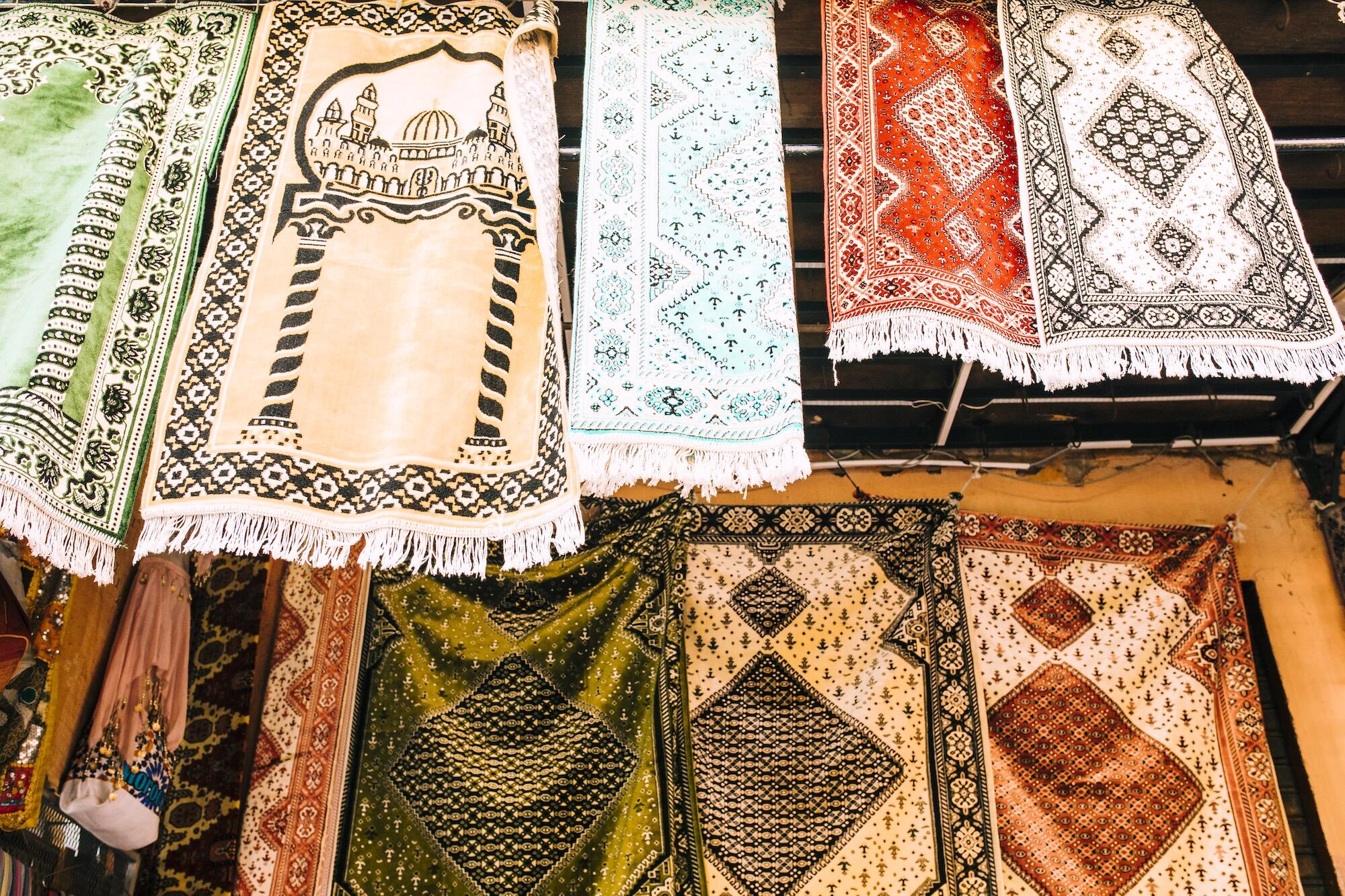 Plusieurs tapis de prière côte à côte