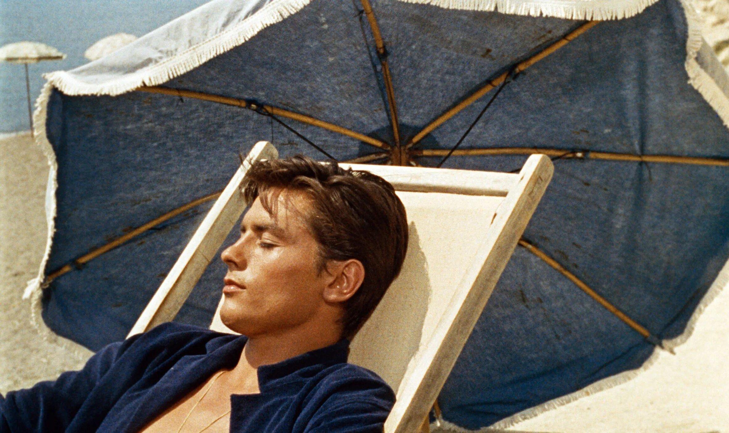 Alain Delon allongé dans le film "La Piscine".