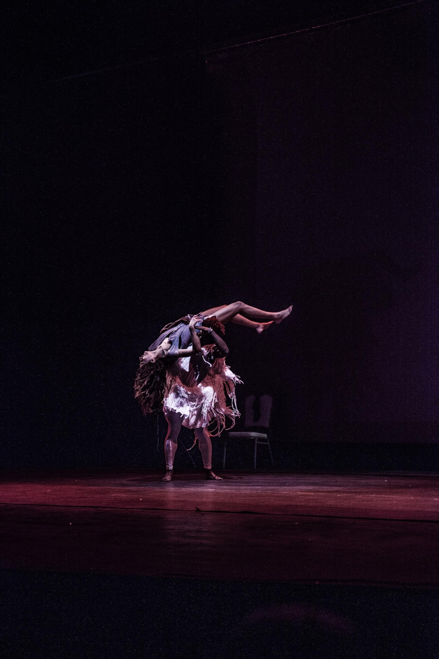 deux acteurs sur scène en pleine performance 