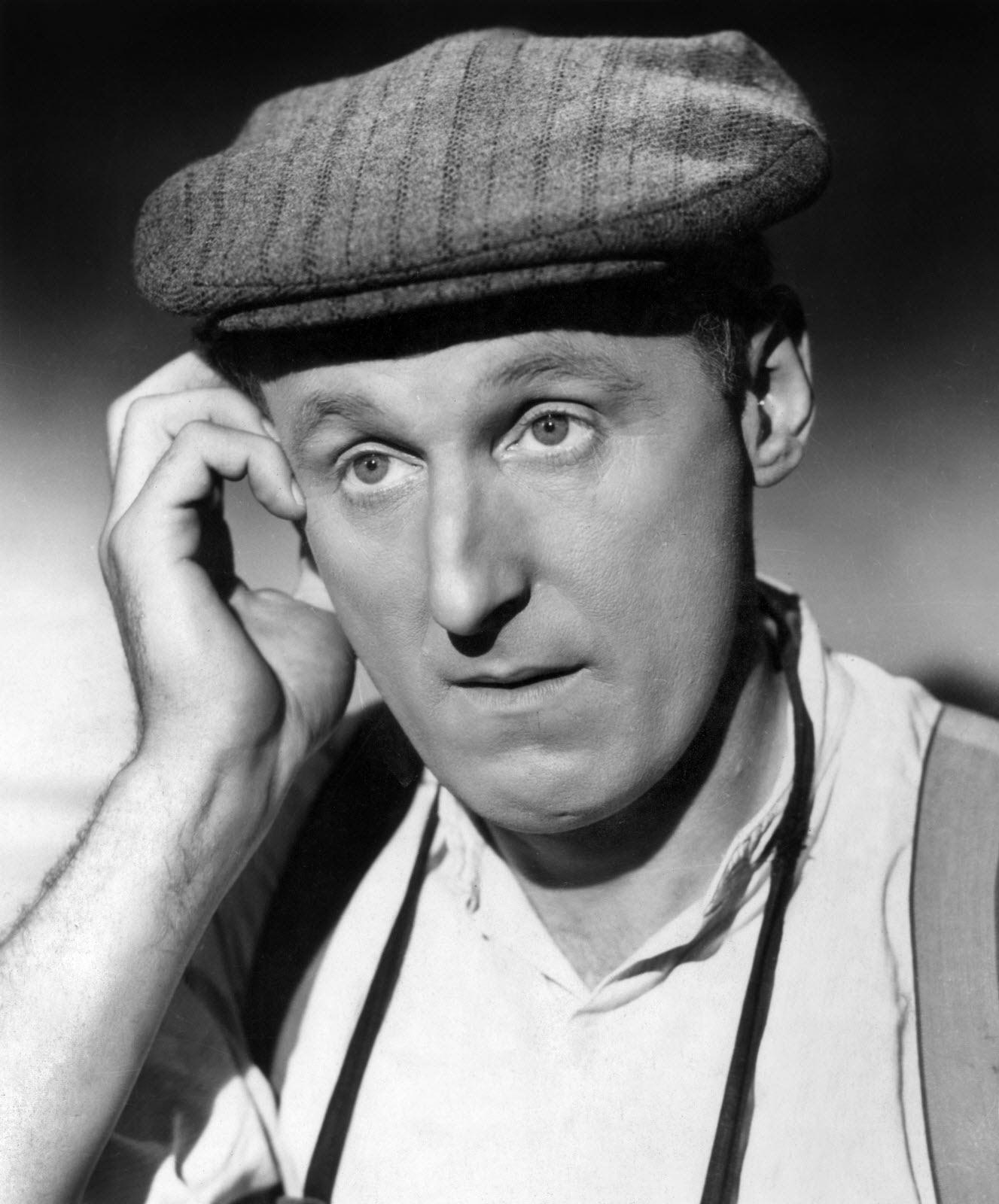 Bourvil en noir et blanc avec un béret.