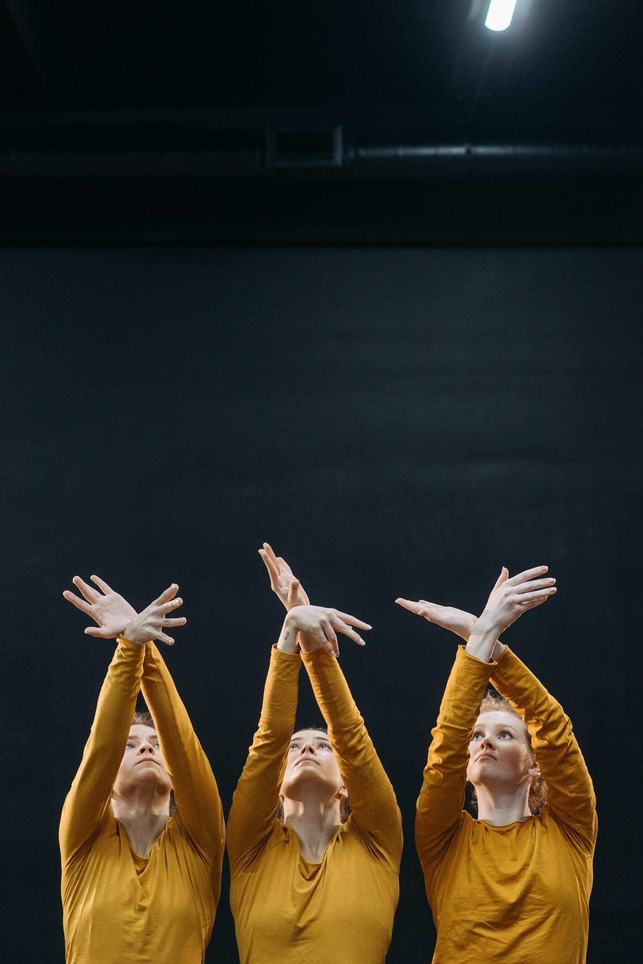 Des femmes en train de danser une chorégraphie contemporaine.