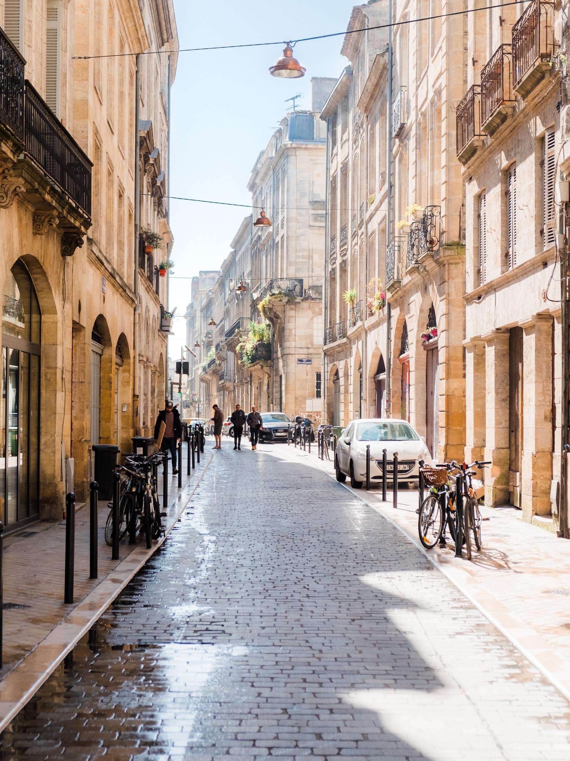 Une petite rue bordelaise ensoleillée.
