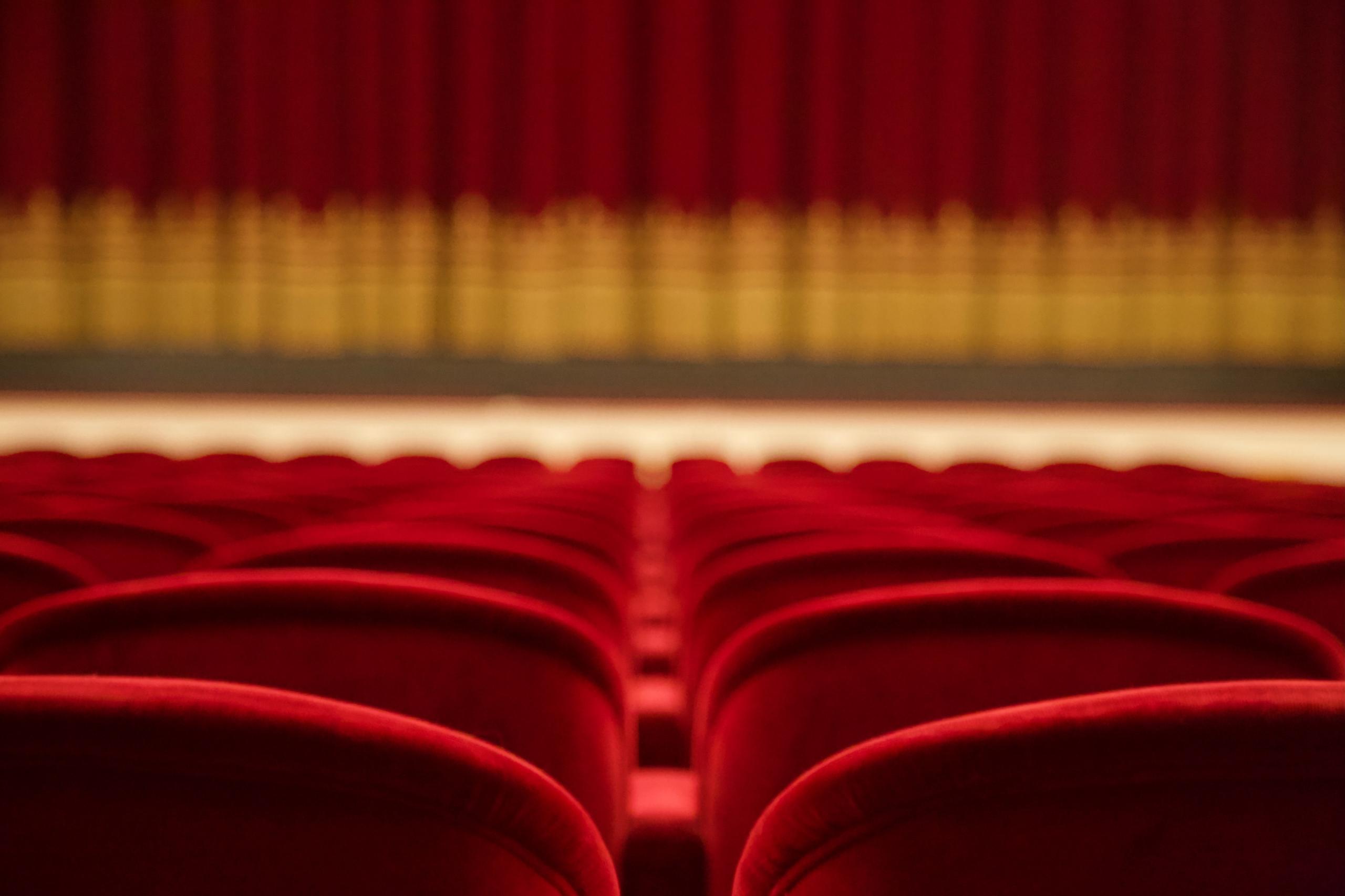 Une salle de théâtre prise depuis le public.