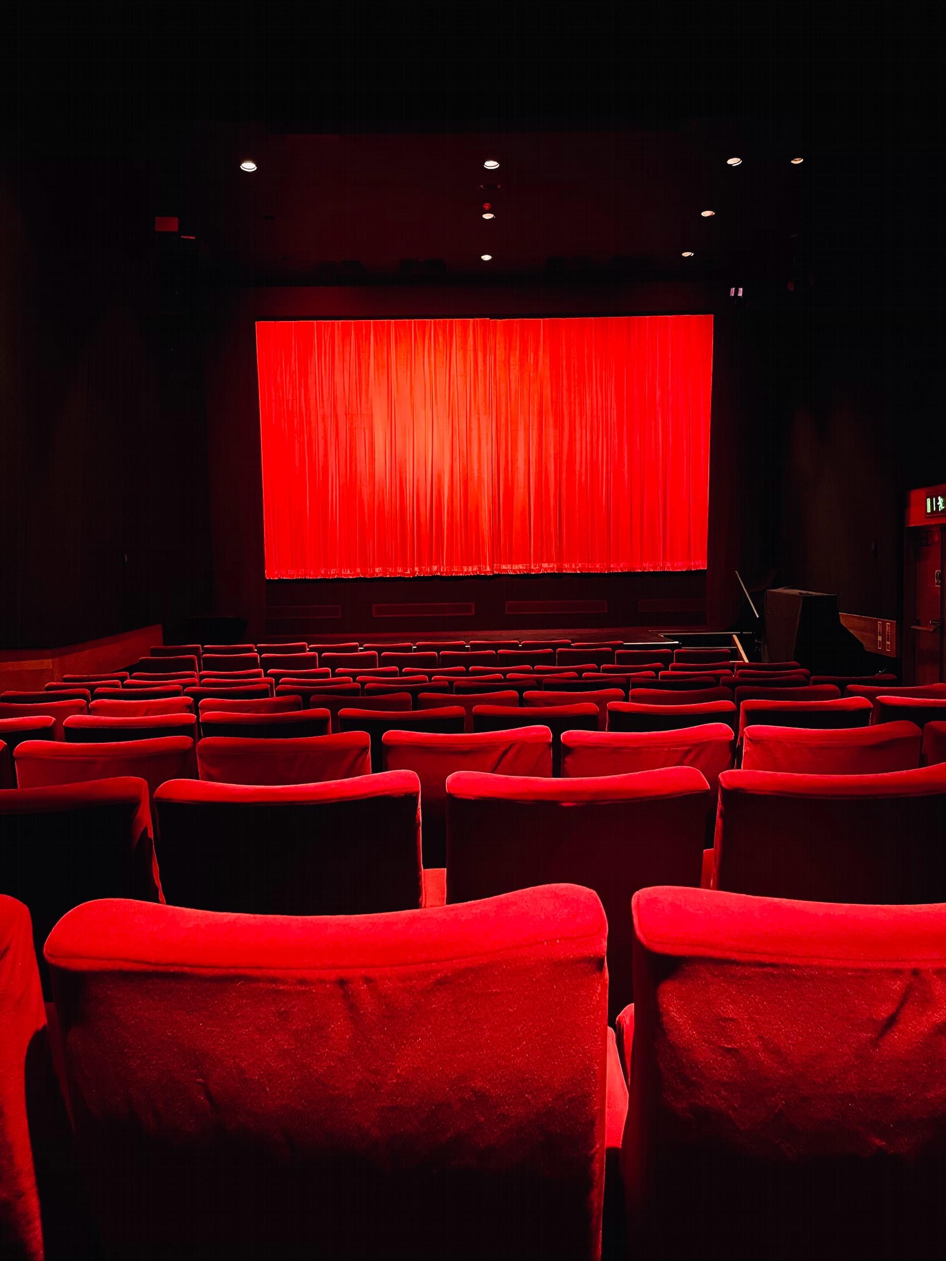 salle de théâtre avec fauteuils rouges 