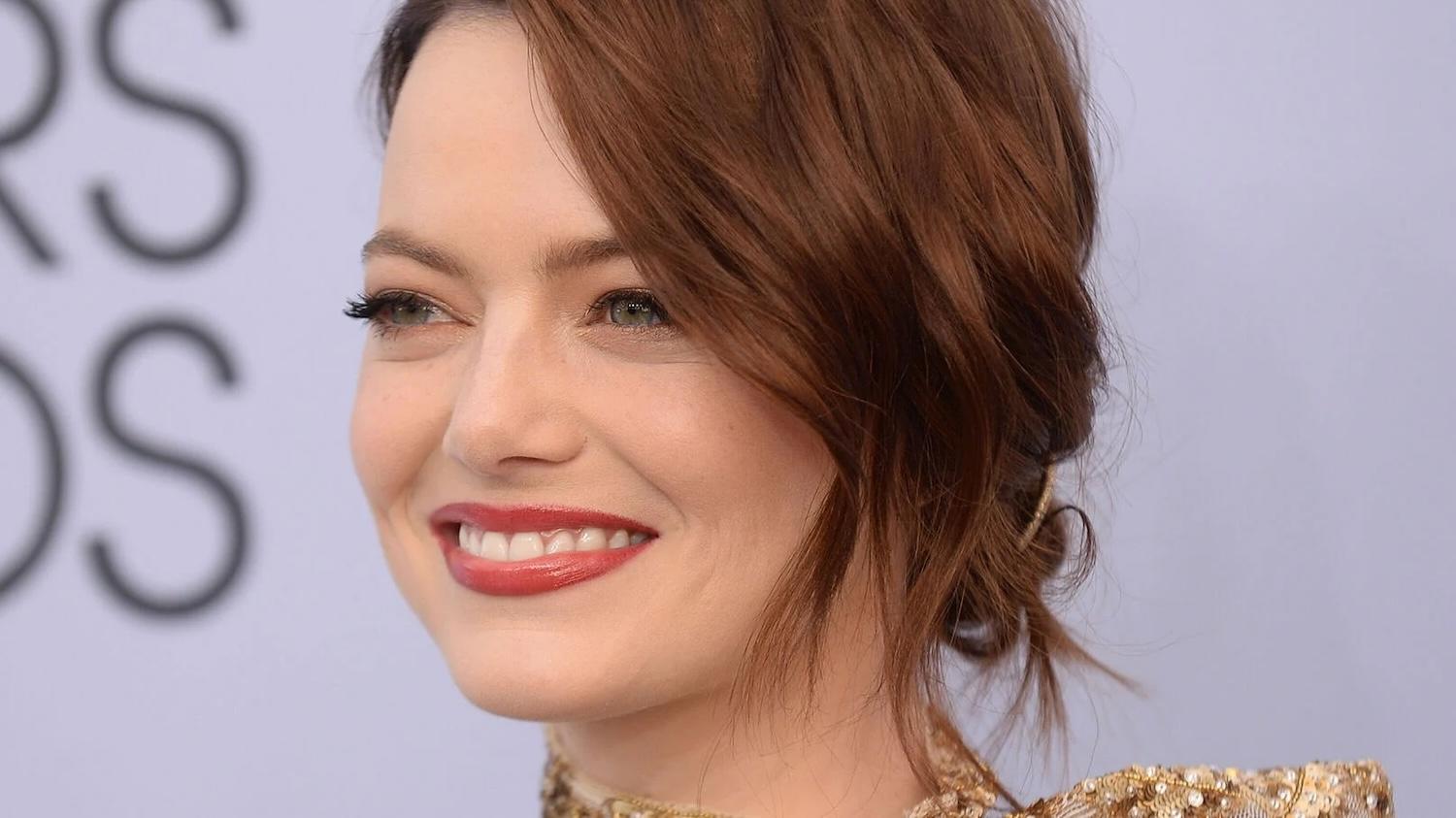 Le visage de l'actrice Emma Stone en gros plan. 