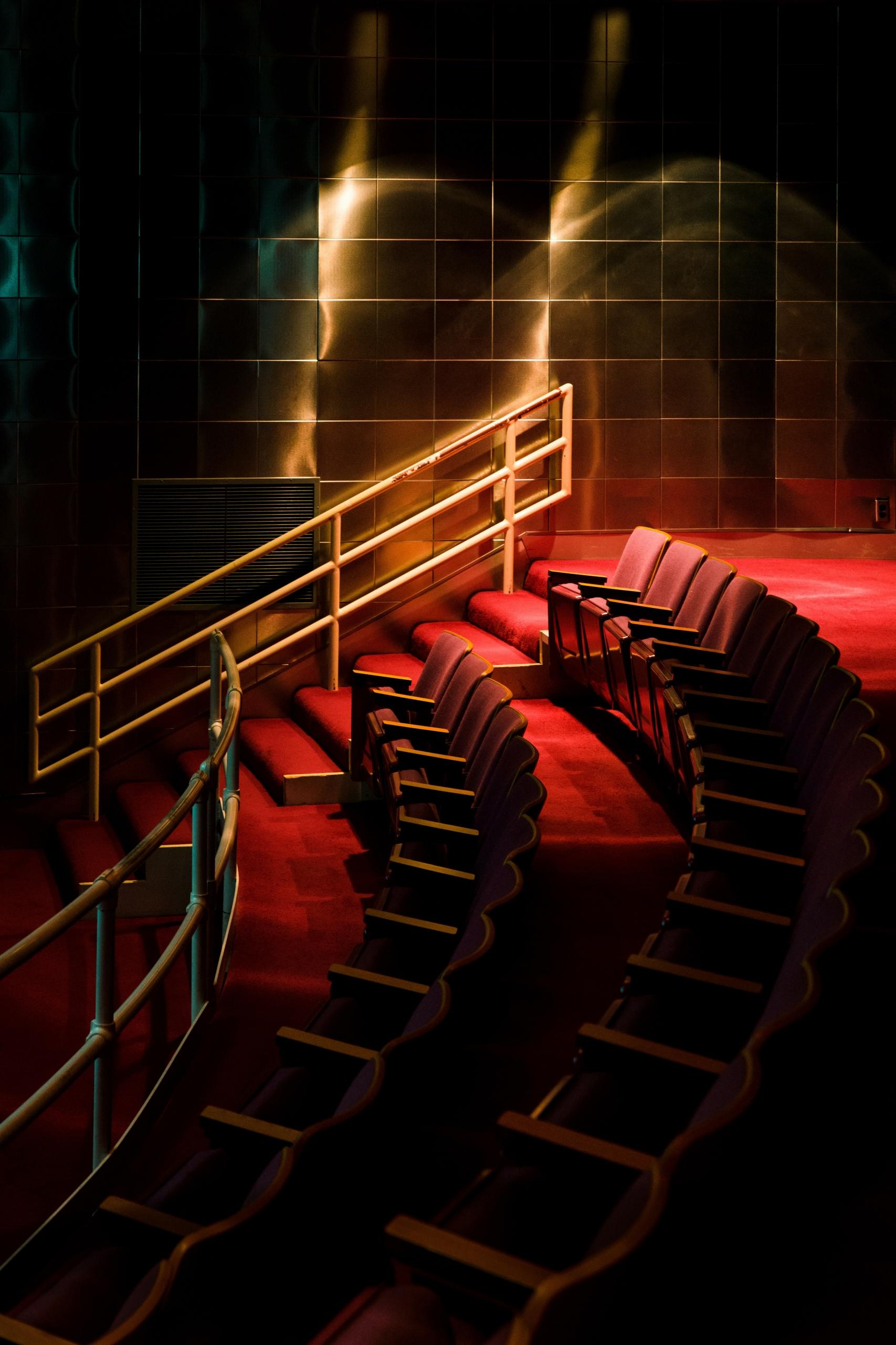 Une salle de théâtre sans public.