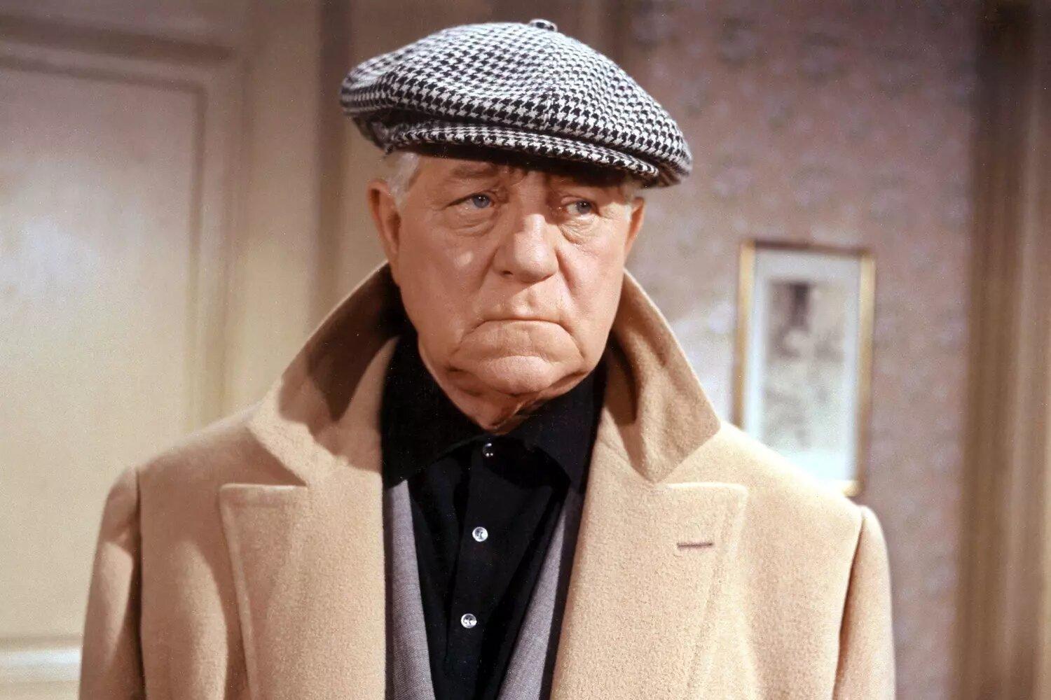 Jean Gabin habillé en manteau et coiffé d'un bérêt.