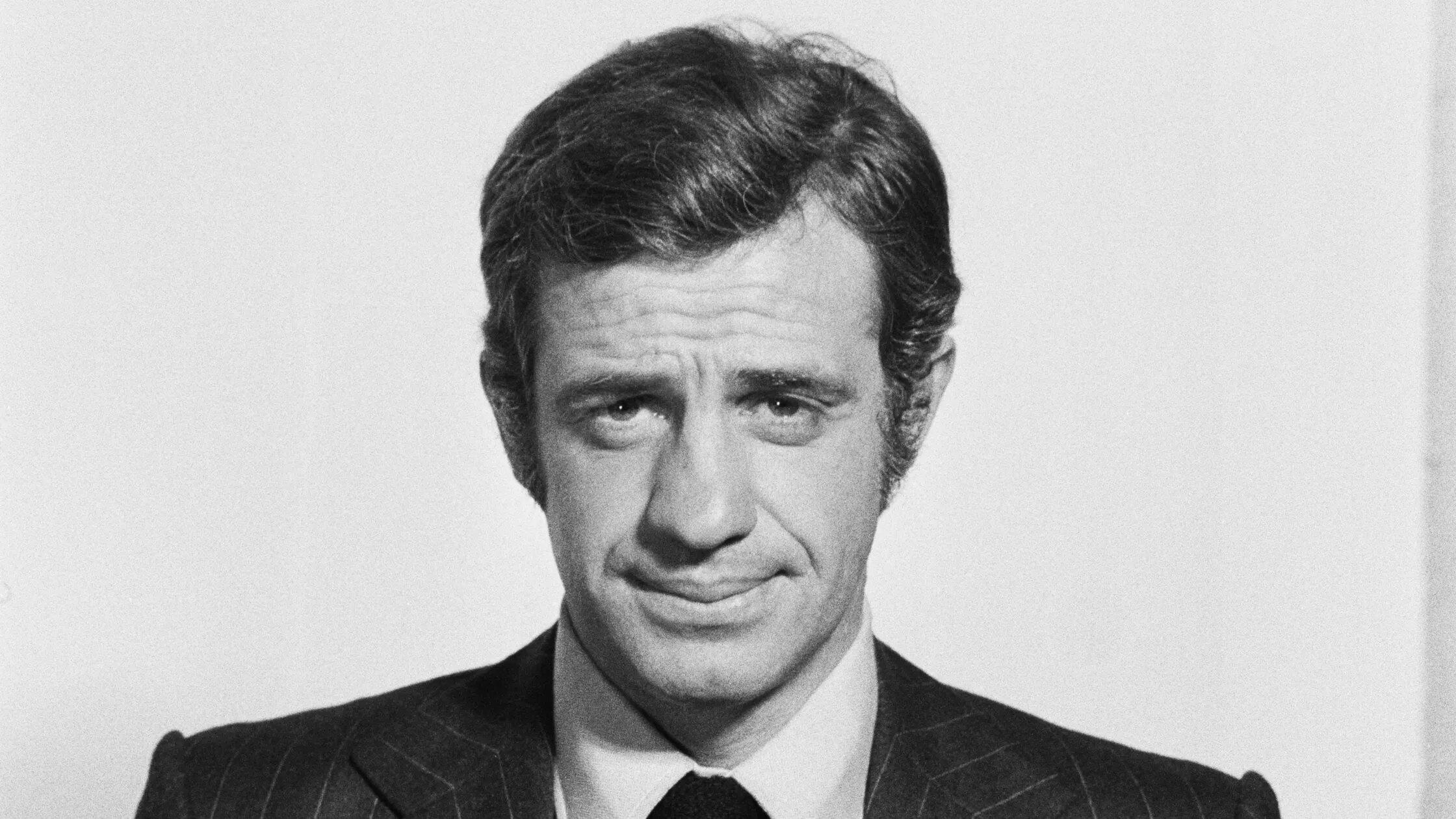 Une photo en noir et blanc de Jean-Paul Belmondo