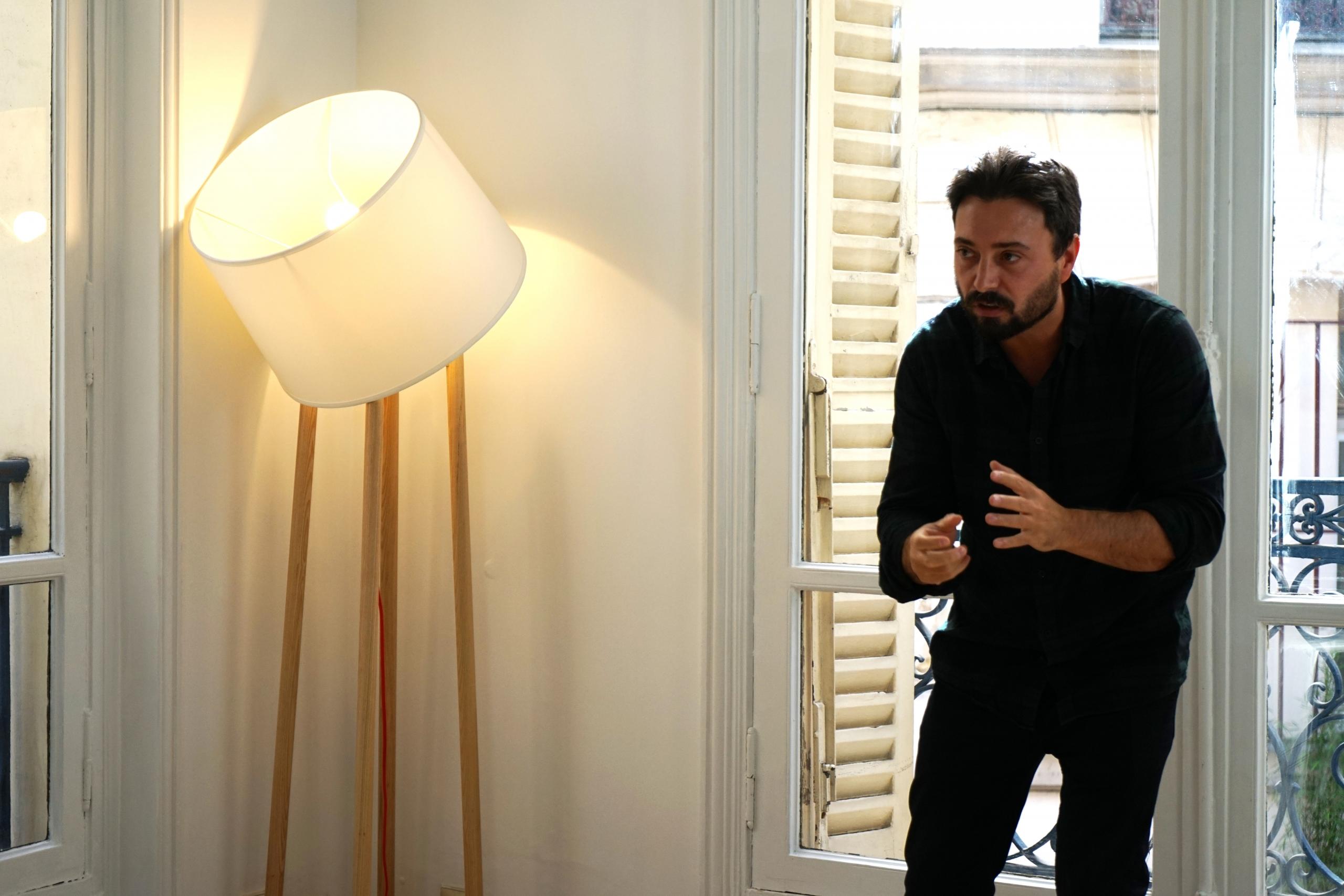 Prof de théâtre donnant un cours à Paris face à des élèves.