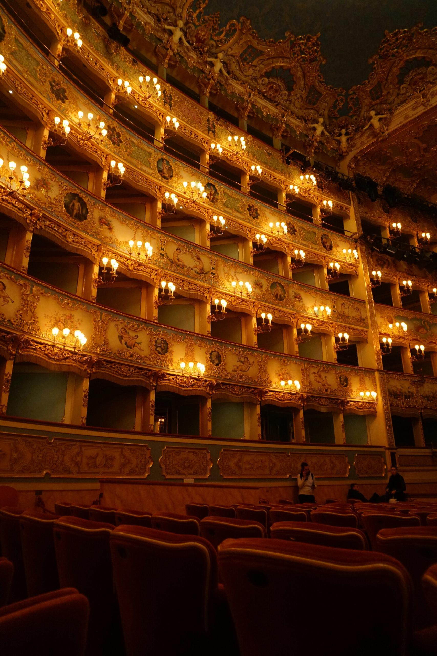 Une salle de théâtre illuminée.