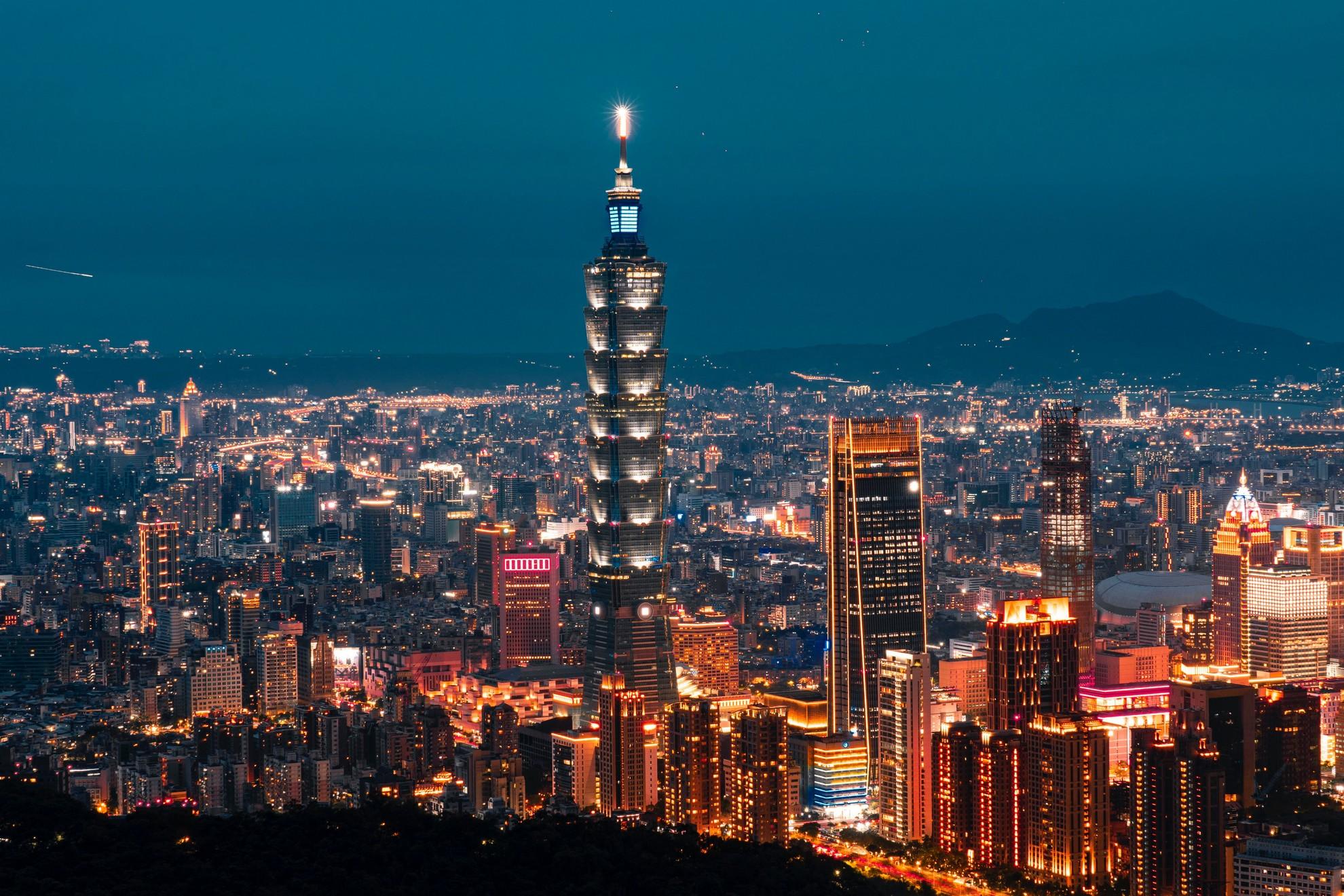 La tour Taipei 101 dans la nuit.