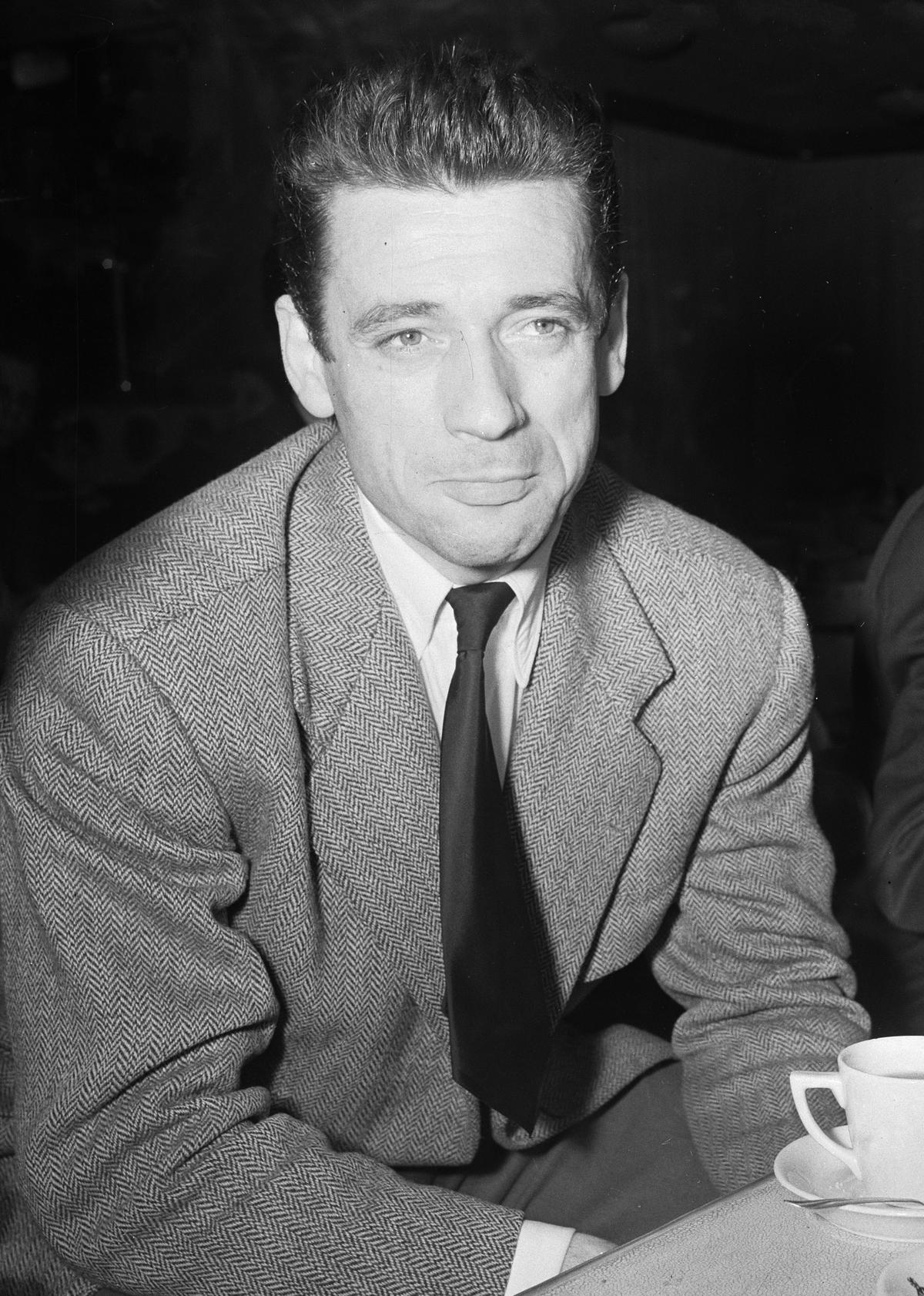 Portrait en noir et blanc d'Yves Montand jeune.