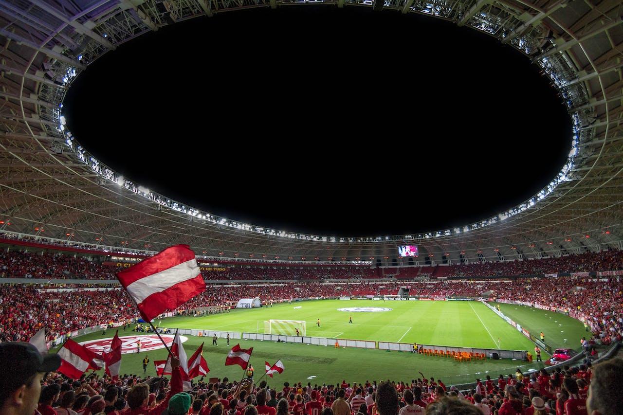 Stade de foot rempli de supporters. 