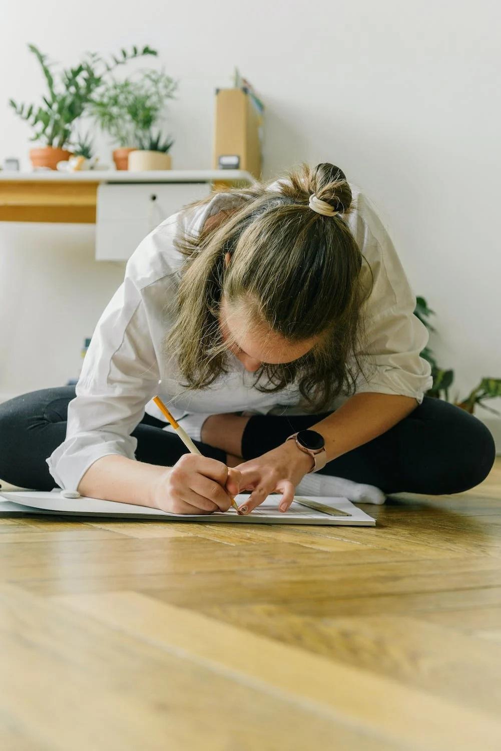 Une personne dessine sur un carnet de dessin.