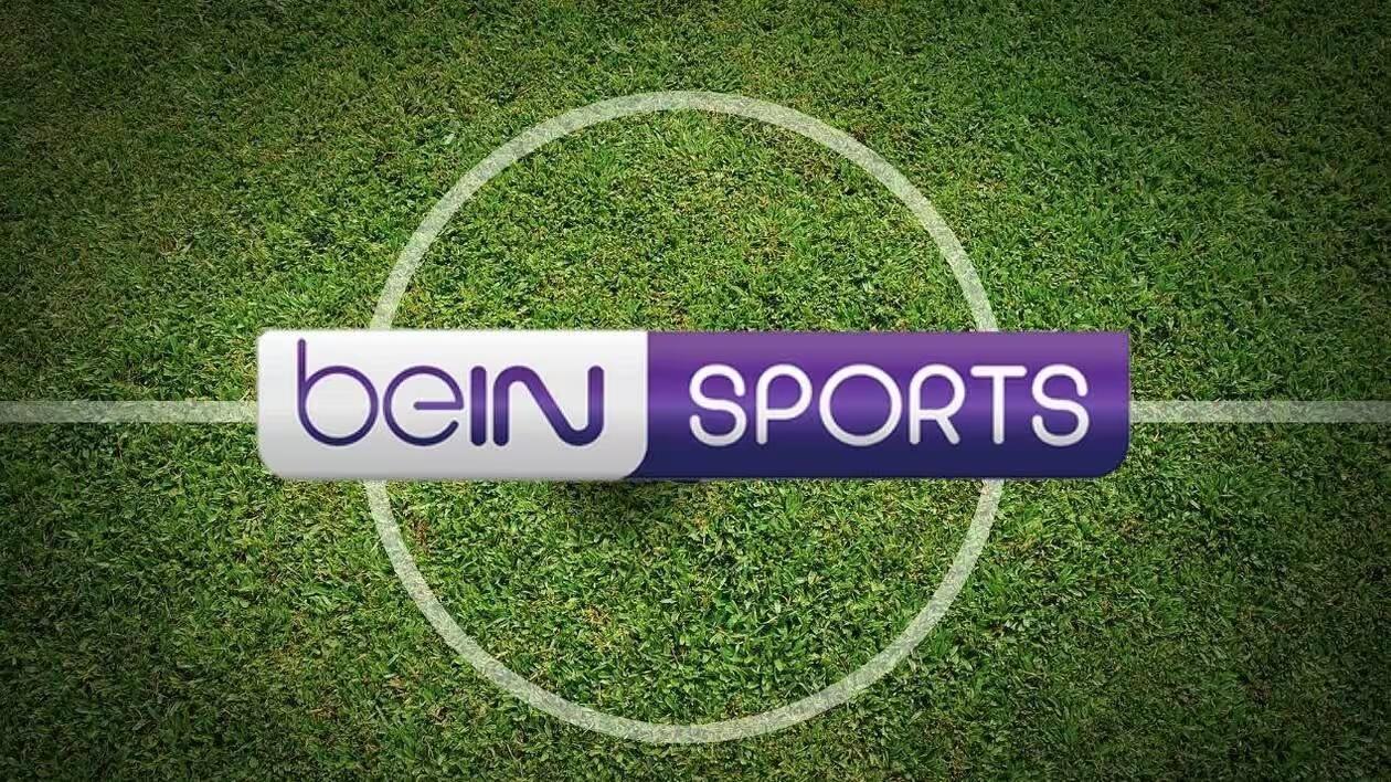 Logo de la chaîne beIN SPORTS sur un terrain de foot.