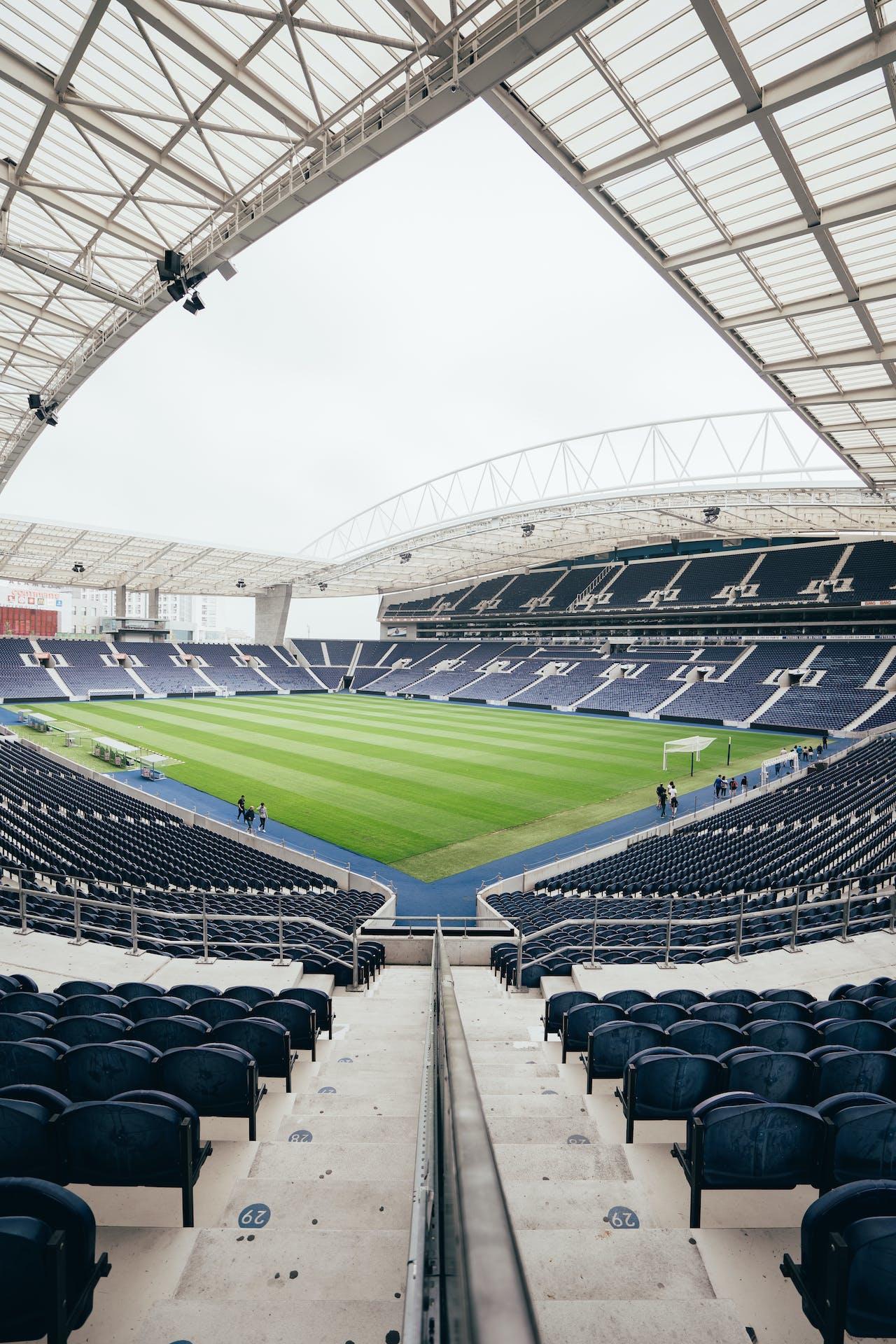 Stade de football vide. 