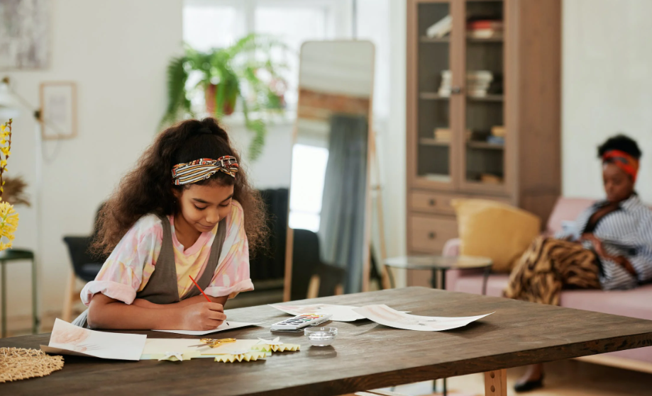 Une jeune fille apprend à dessiner un manga.