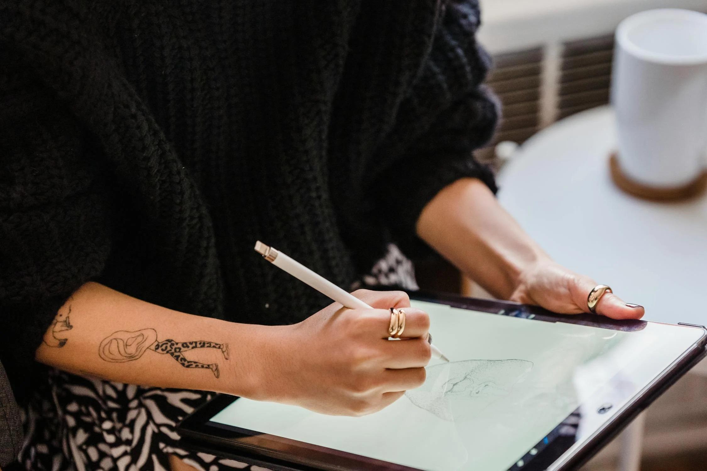 Une personne réalise un croquis.