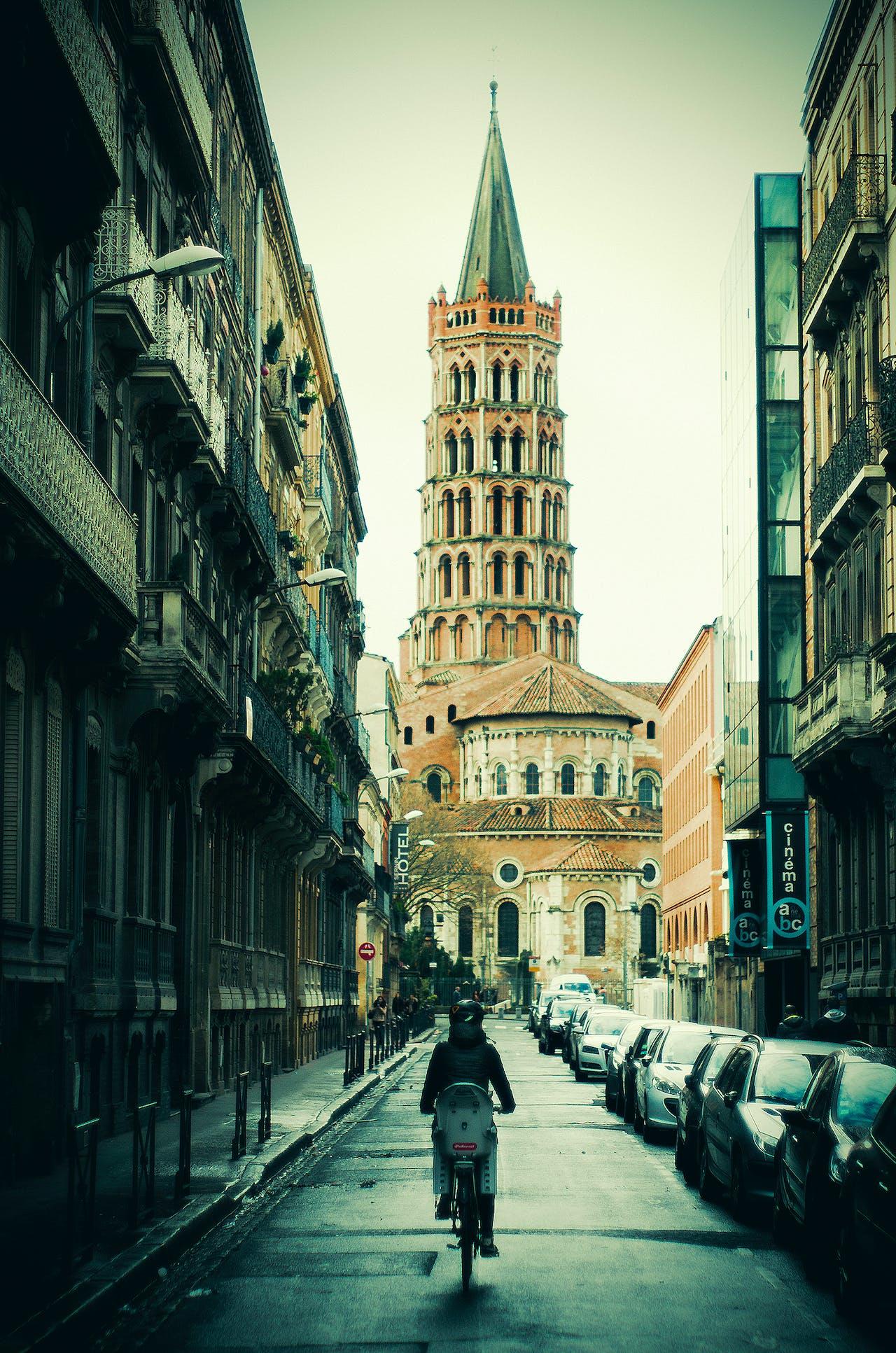 Photo de la ville de Toulouse dans une ruelle avec vue sur la Basilique Saint-Sernin