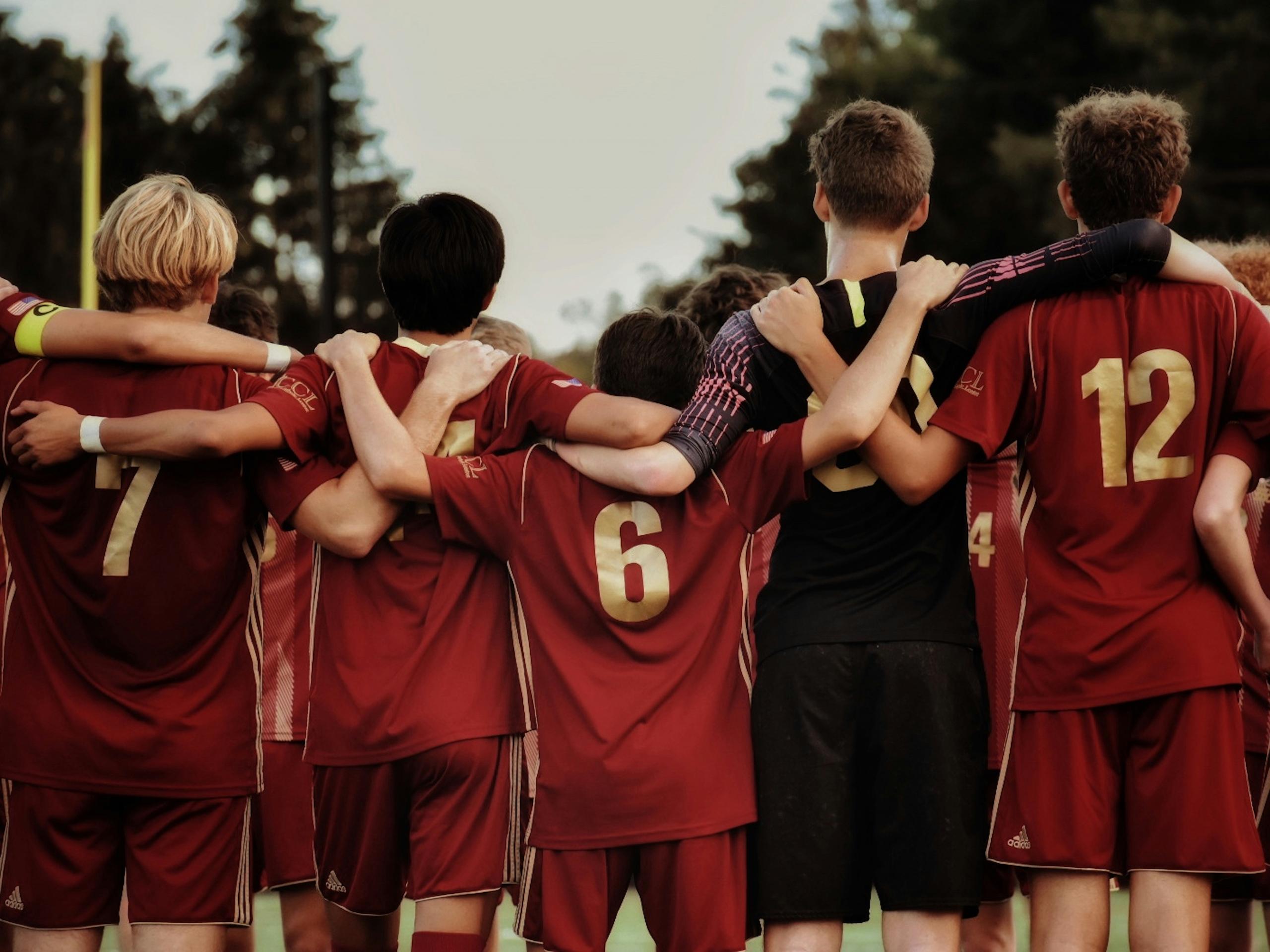 Un équipe de football de dos composée de garçons.