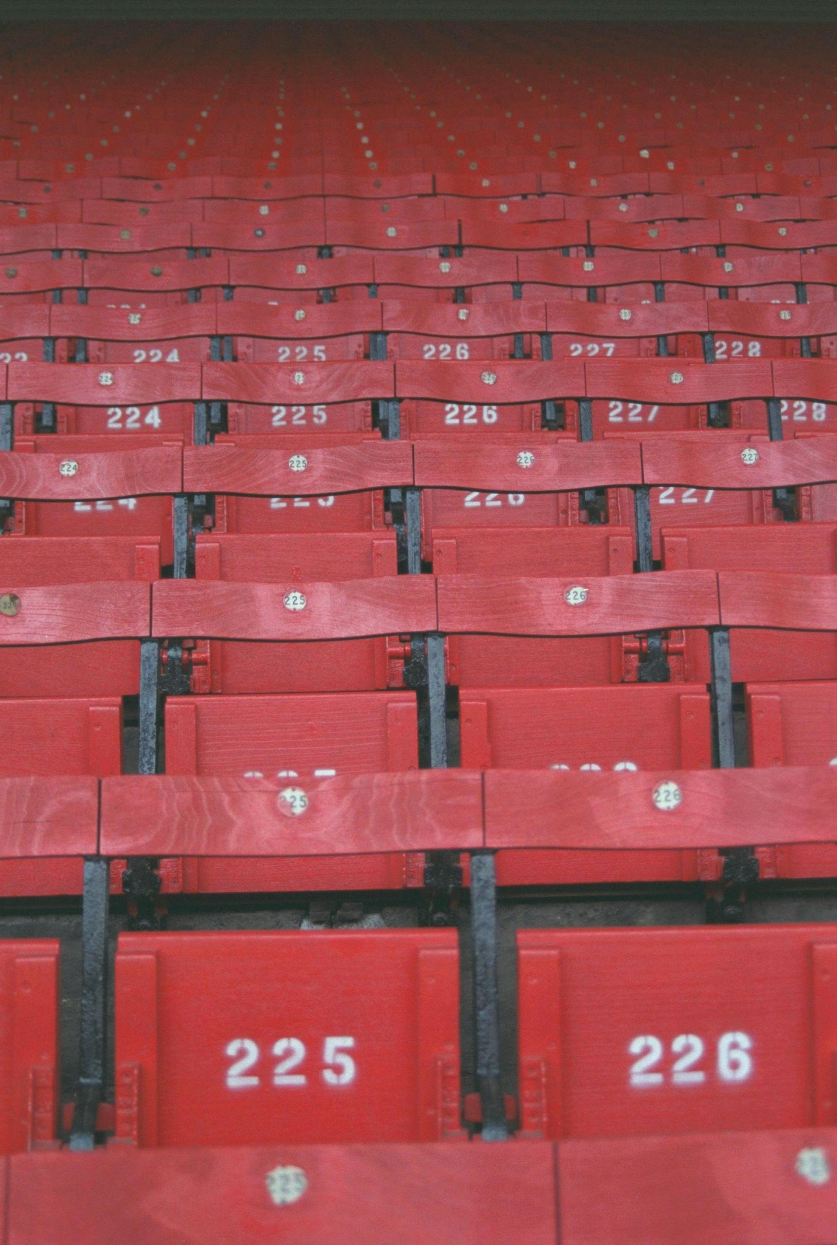 Des fauteuils rouges dans un stade de foot.