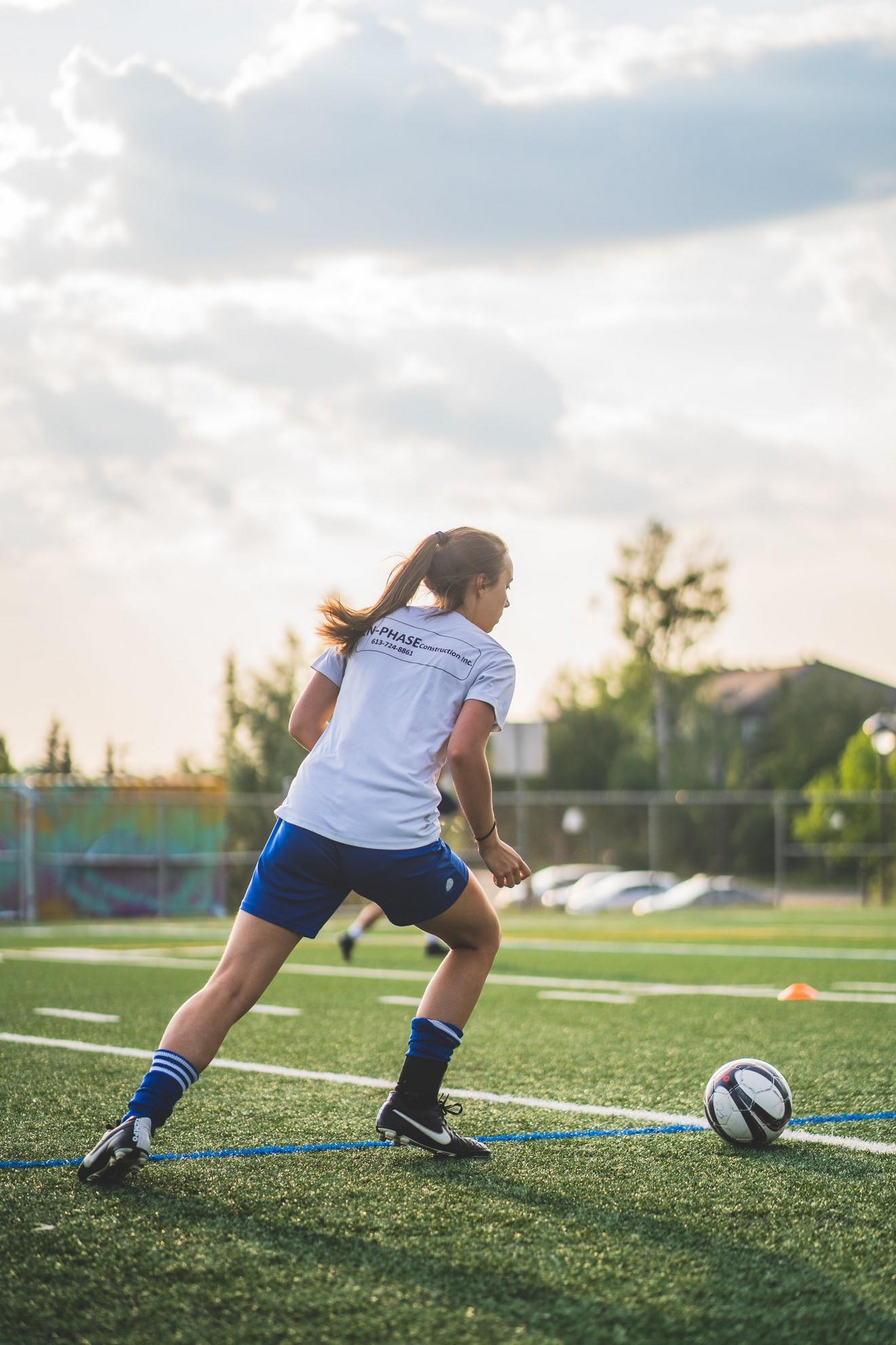 Une femme en train de jouer au football.