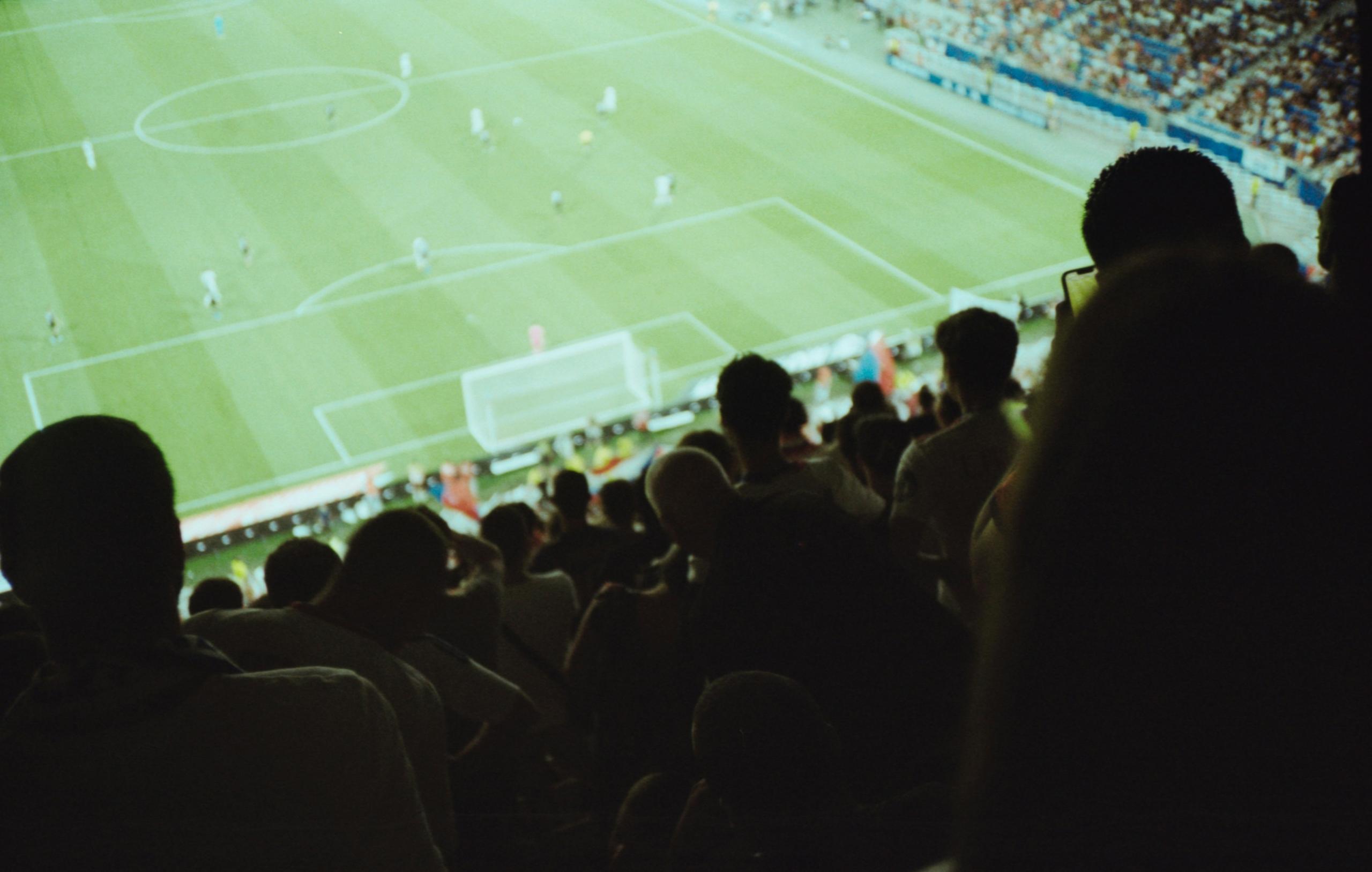 Un match de foot vu du public.