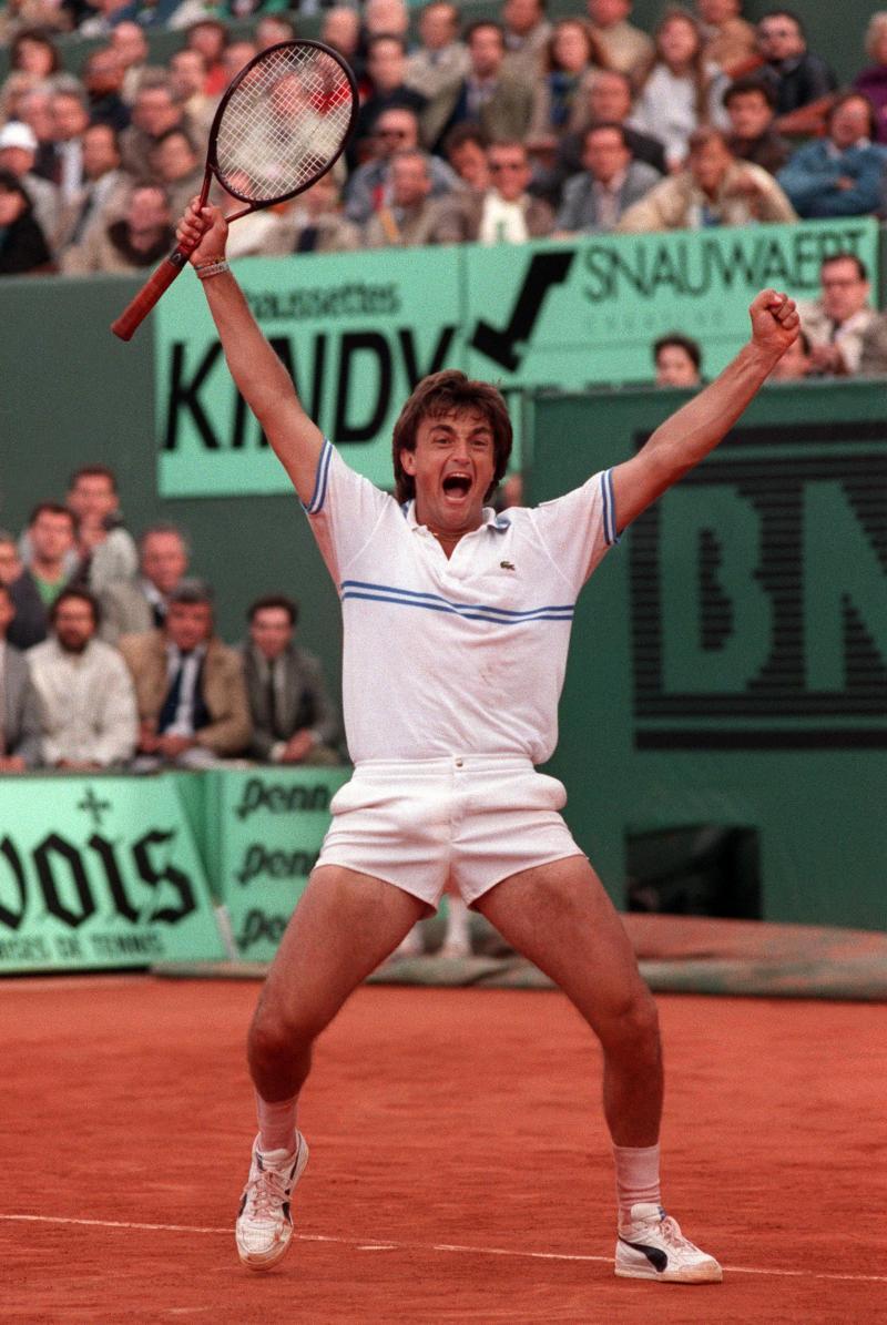 Photo d'Henri Leconte jeune, jouant au tennis sur terre battue
