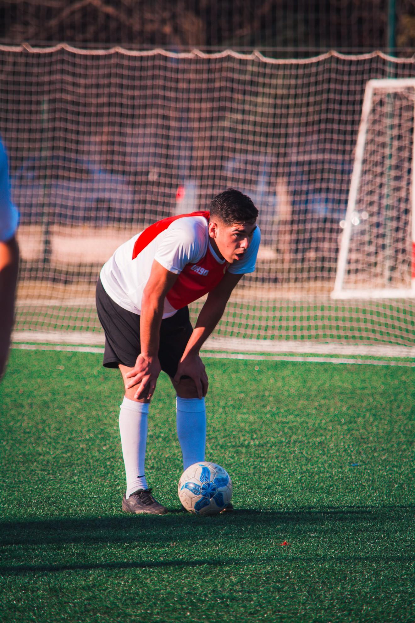 Un attaquant dans un match de football.