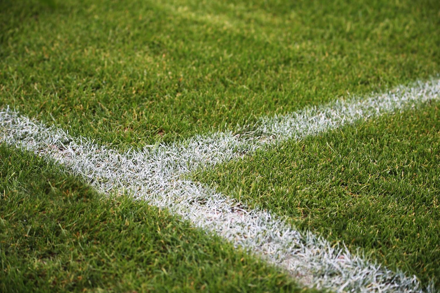 Zoom sur les lignes blanches d'un terrain de football.
