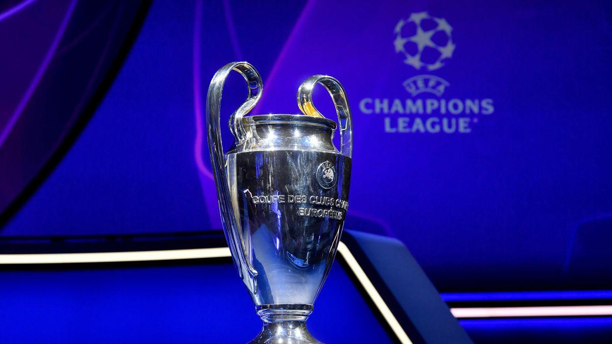 Coupe de la Ligue des Champions sur fond bleu.