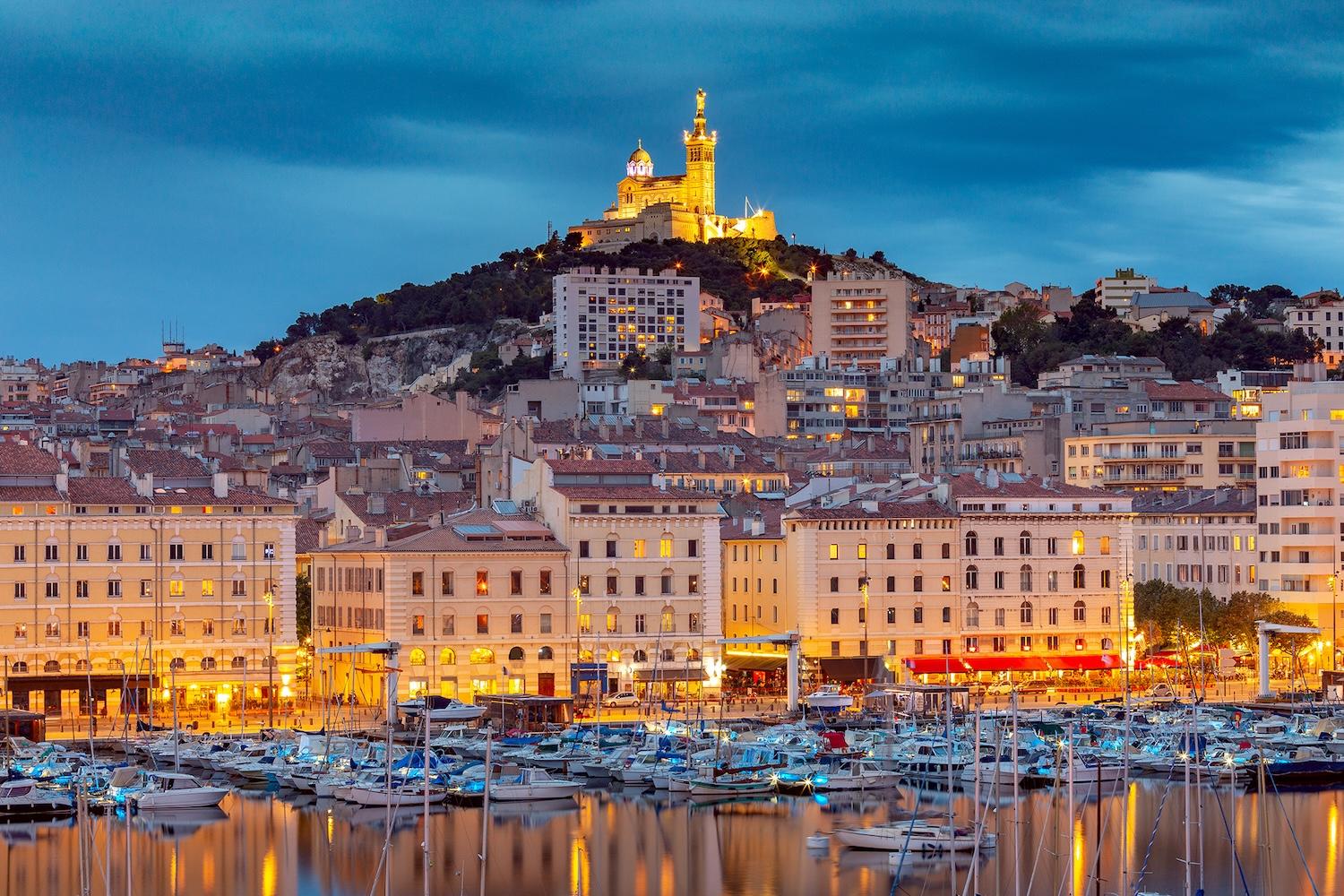 Vieux-Port de Marseille avec Notre-Dame-de-la-Garde en fond. 
