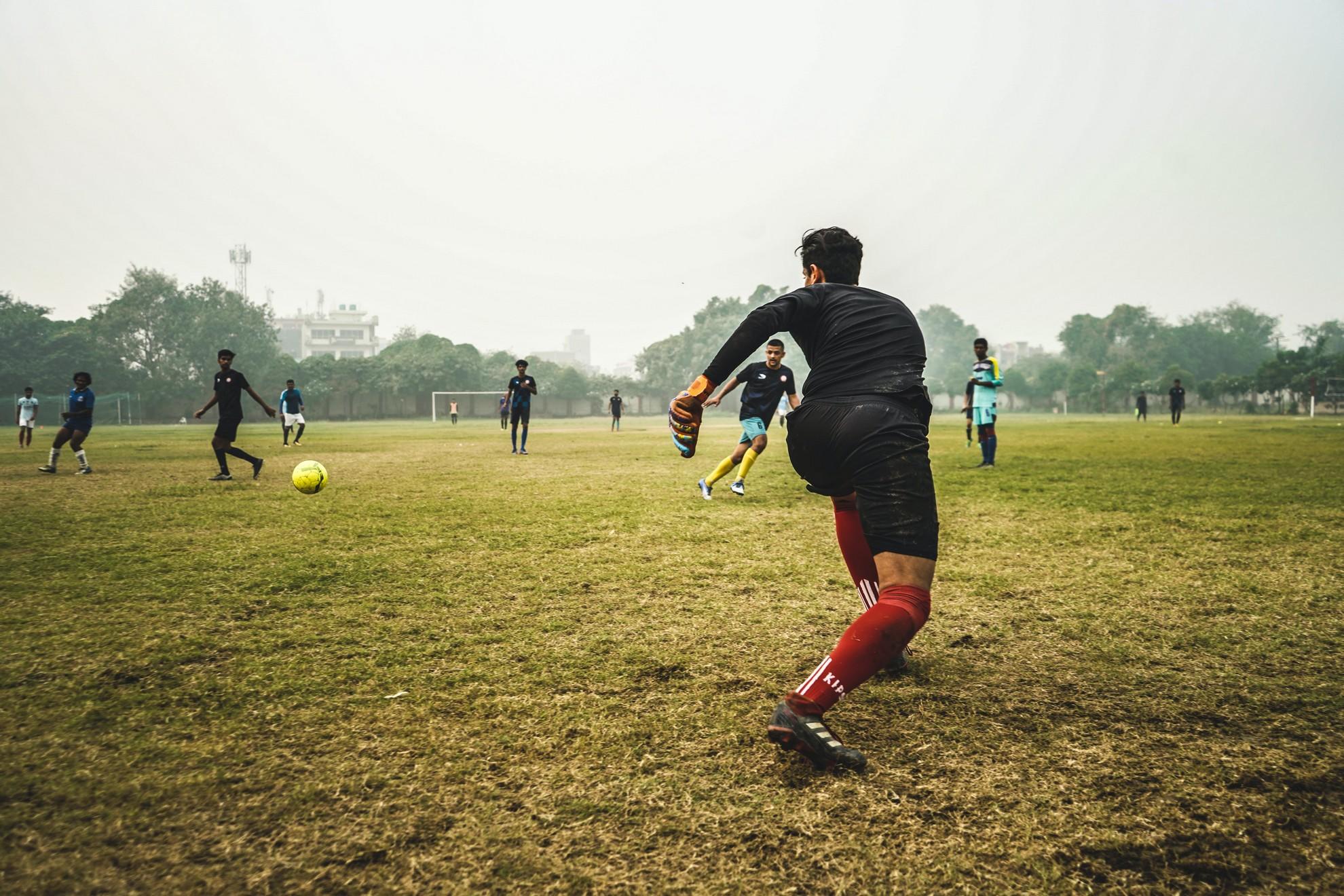Des hommes en train de jouer au football.